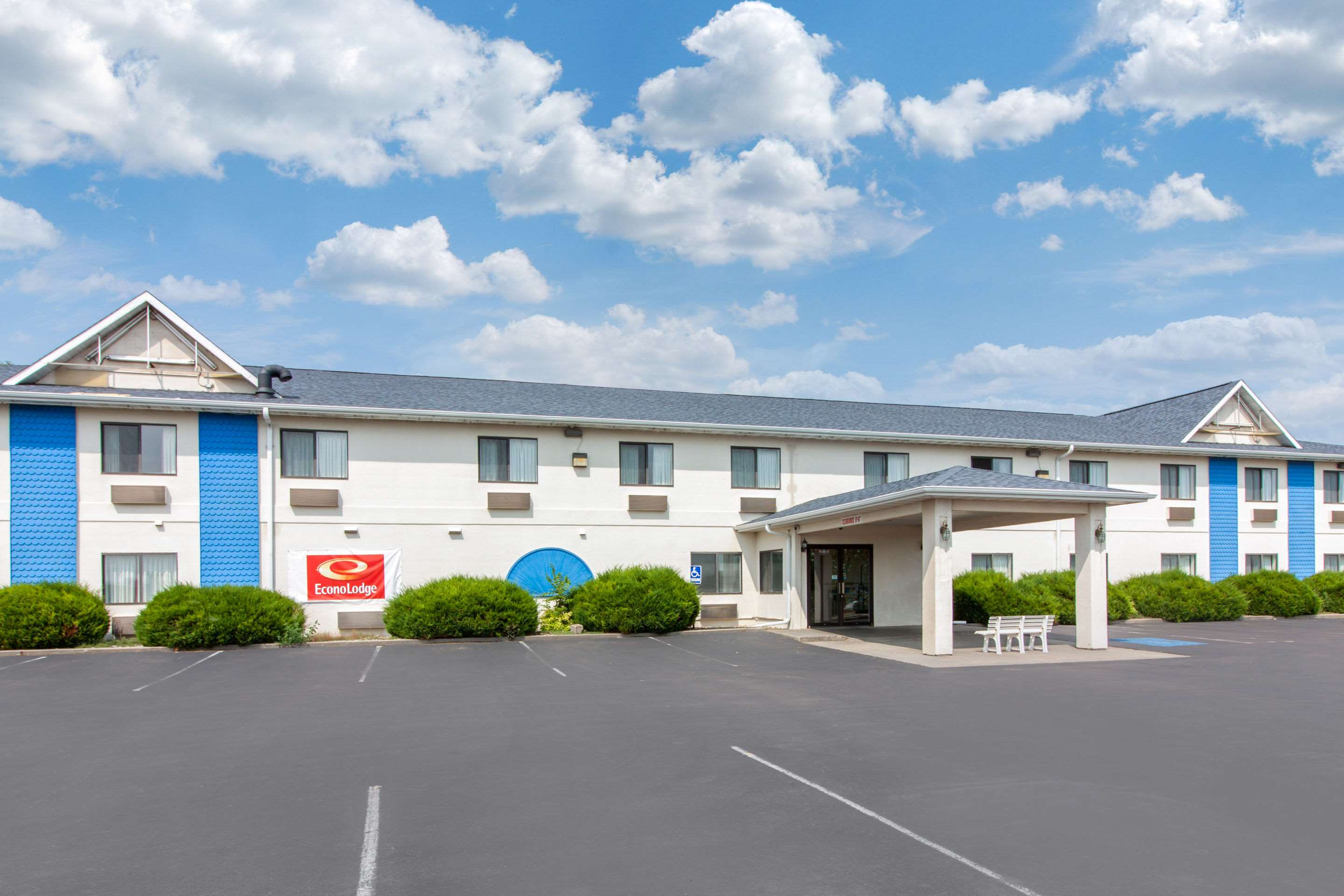 Hotel exterior | Econo Lodge
