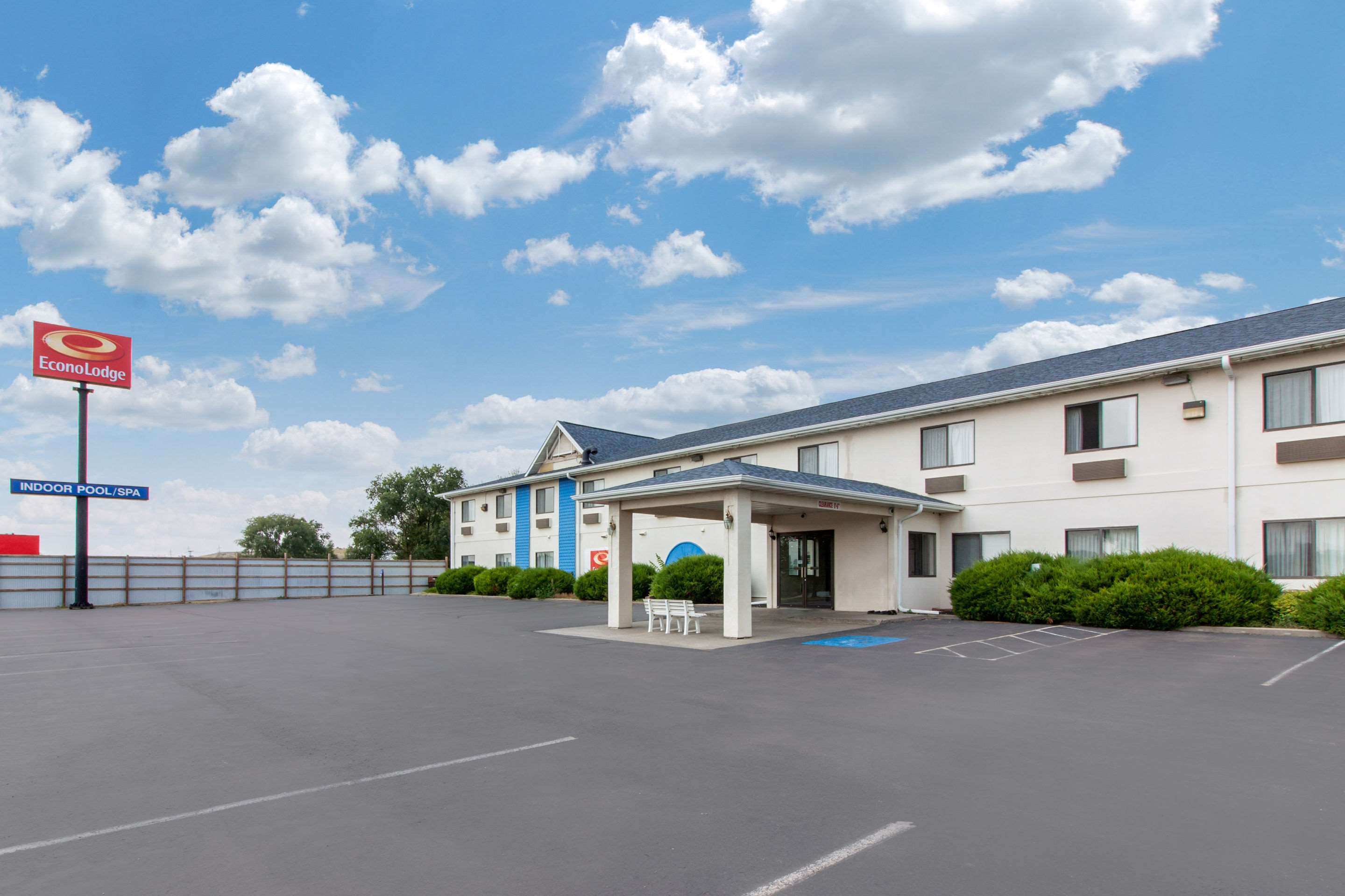 Hotel exterior | Econo Lodge