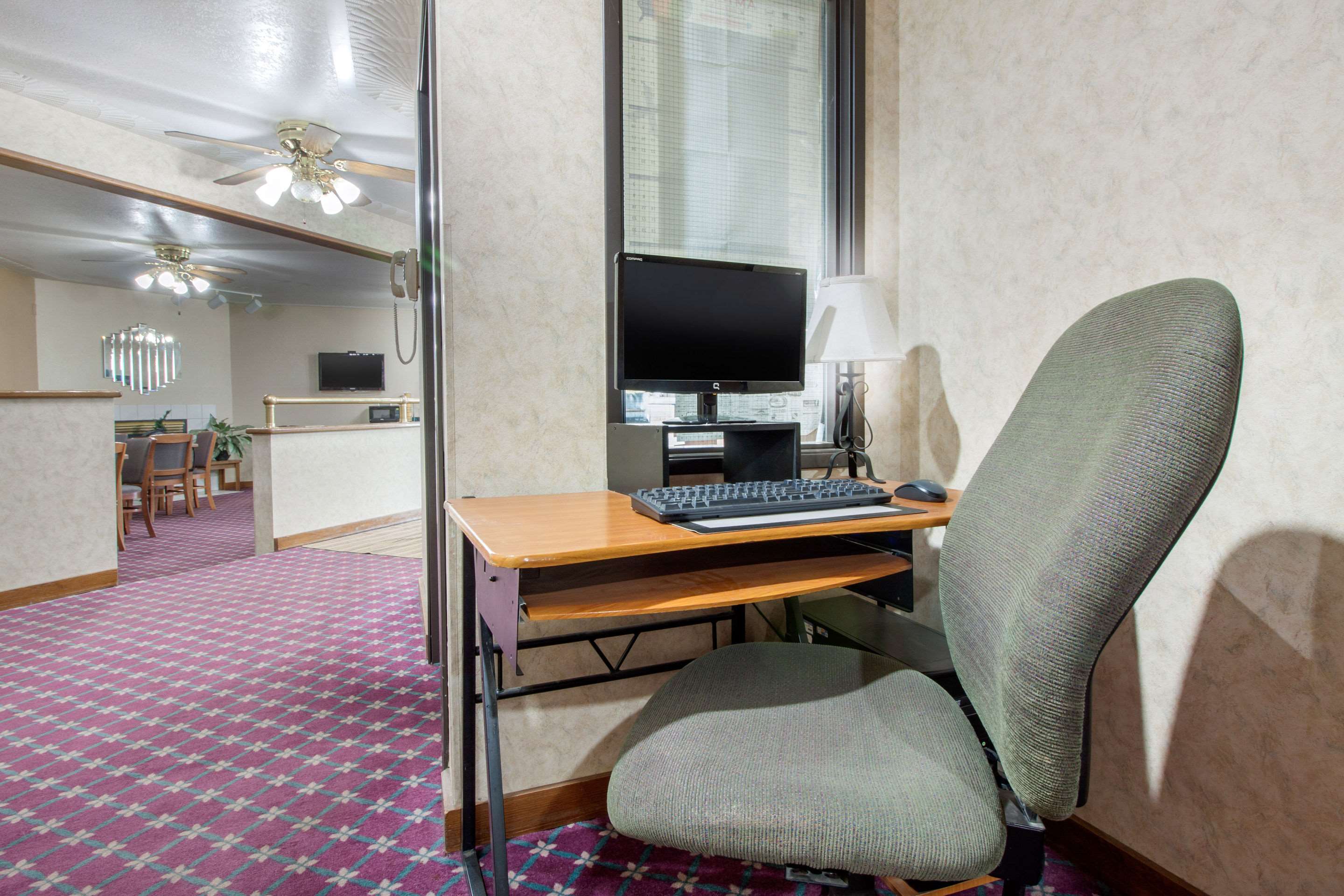 Business center | Econo Lodge