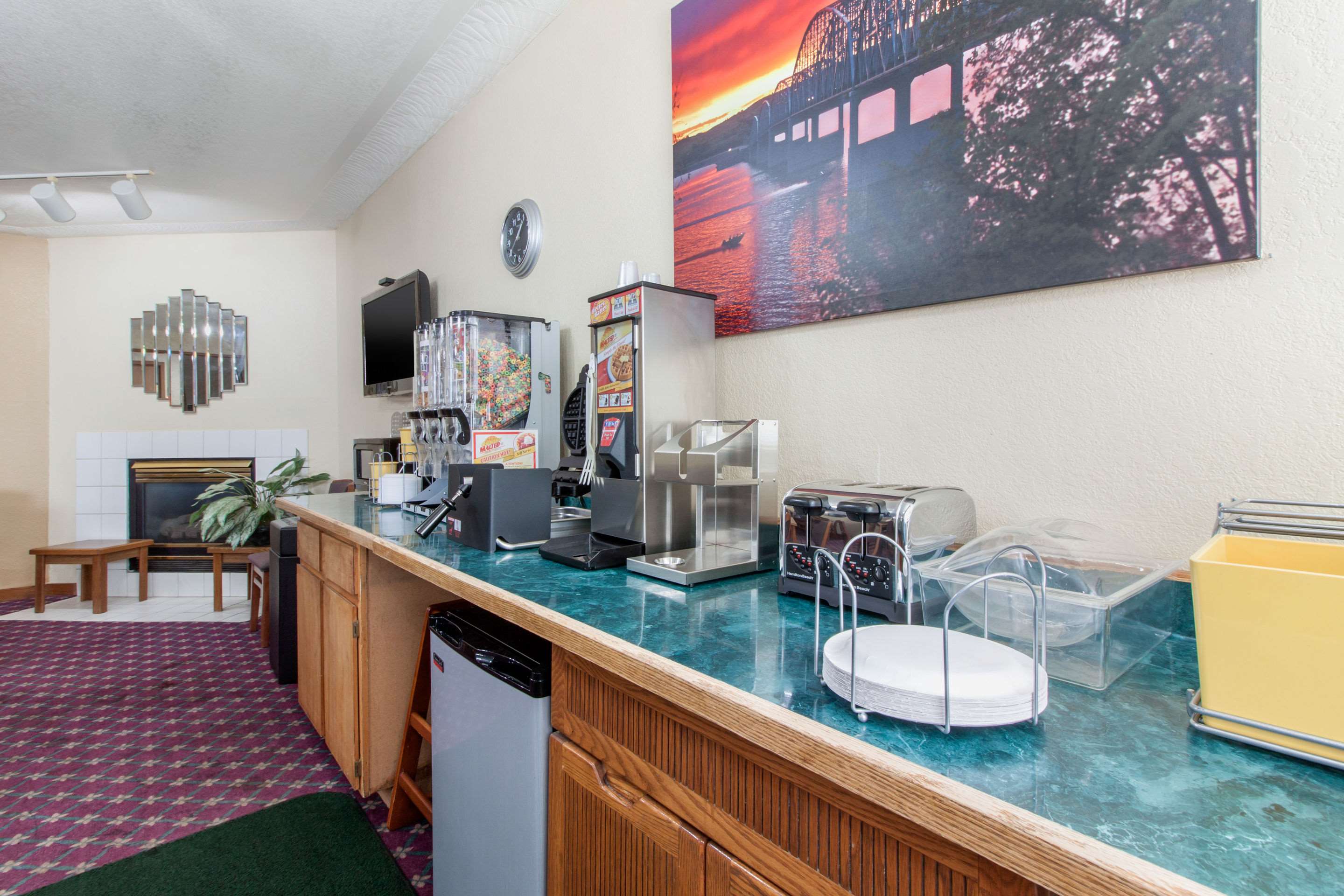 Breakfast area | Econo Lodge