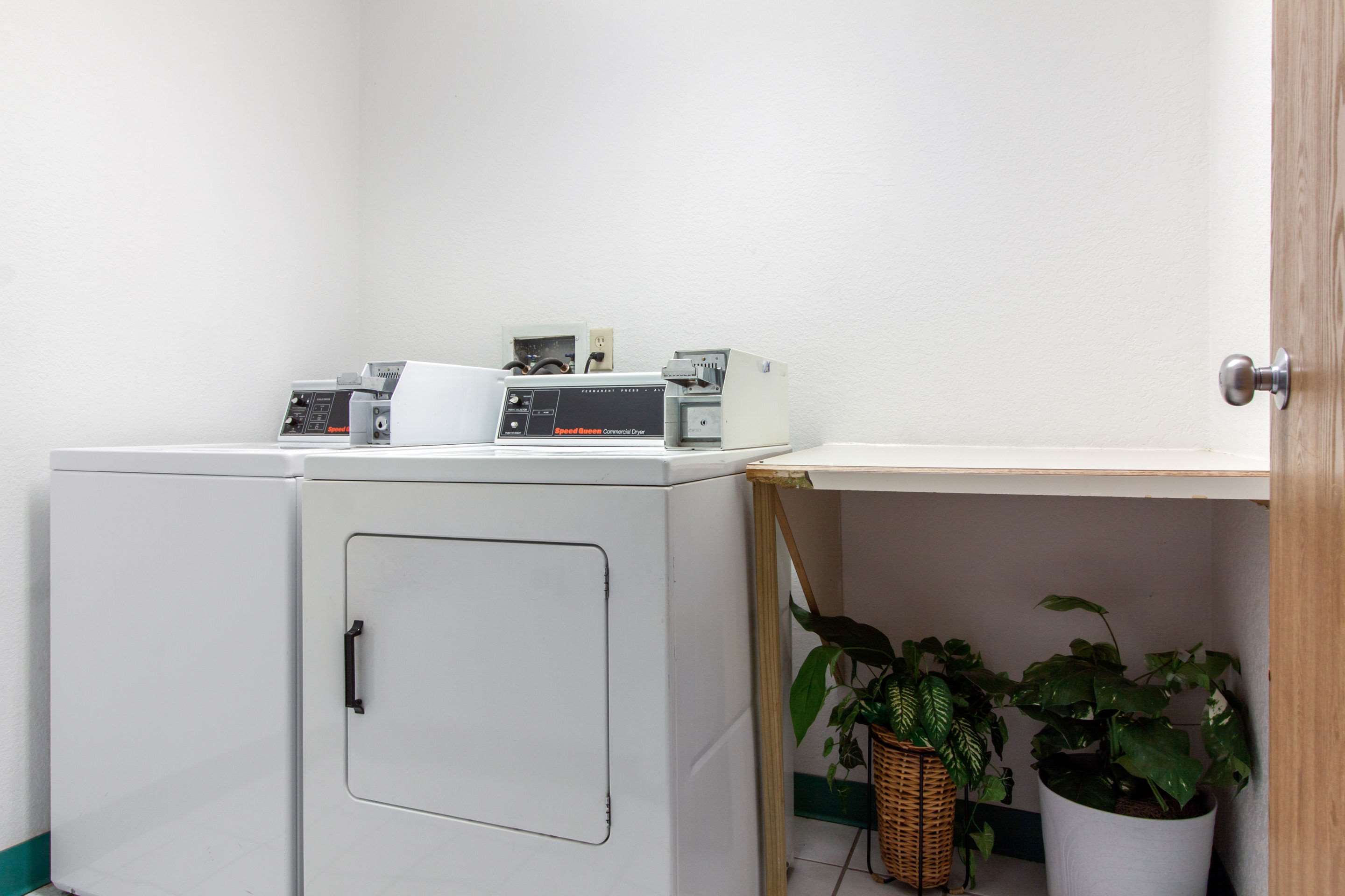 Guest laundry facilities | Econo Lodge