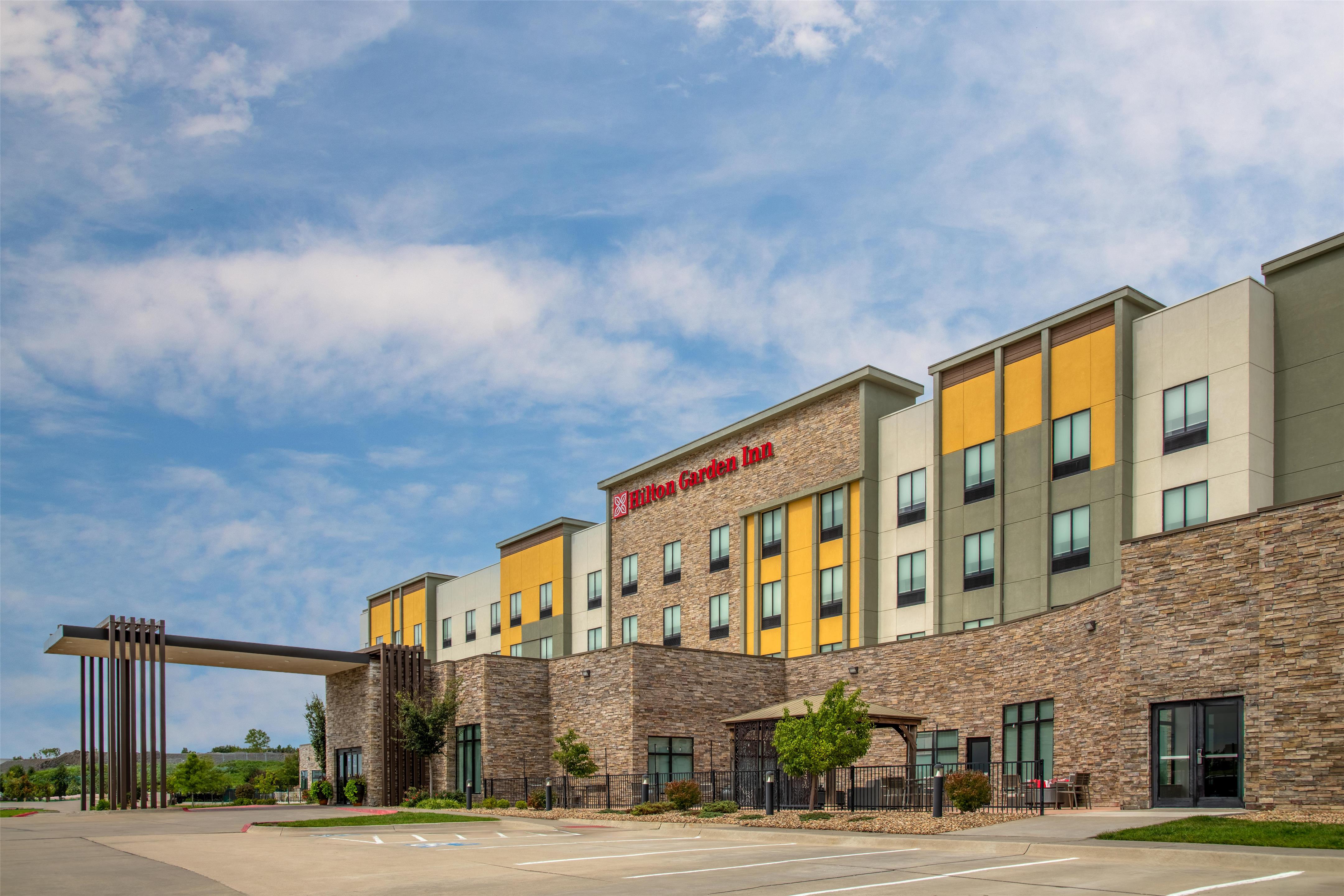 Exterior | Hilton Garden Inn Topeka