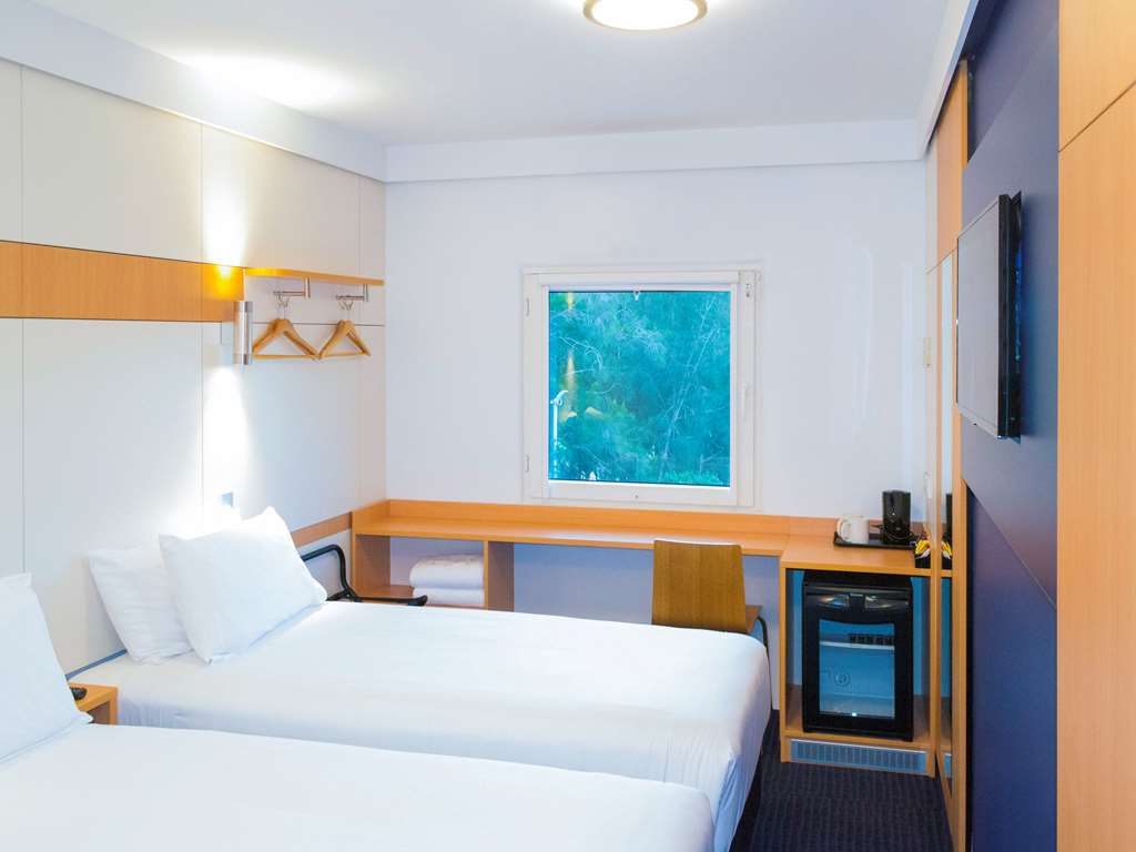 Ibis Budget Gosford Room Type - Standard Twin Room with 2 Single Beds