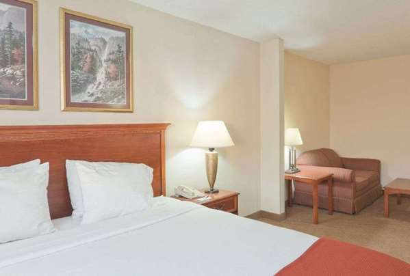  - Baymont Inn & Suites Portage - I-80 & I-90, Exit 23