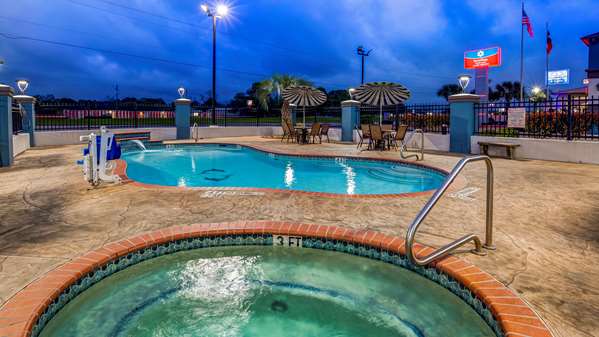 Spa - SureStay Plus Hotel by Best Western Alvin