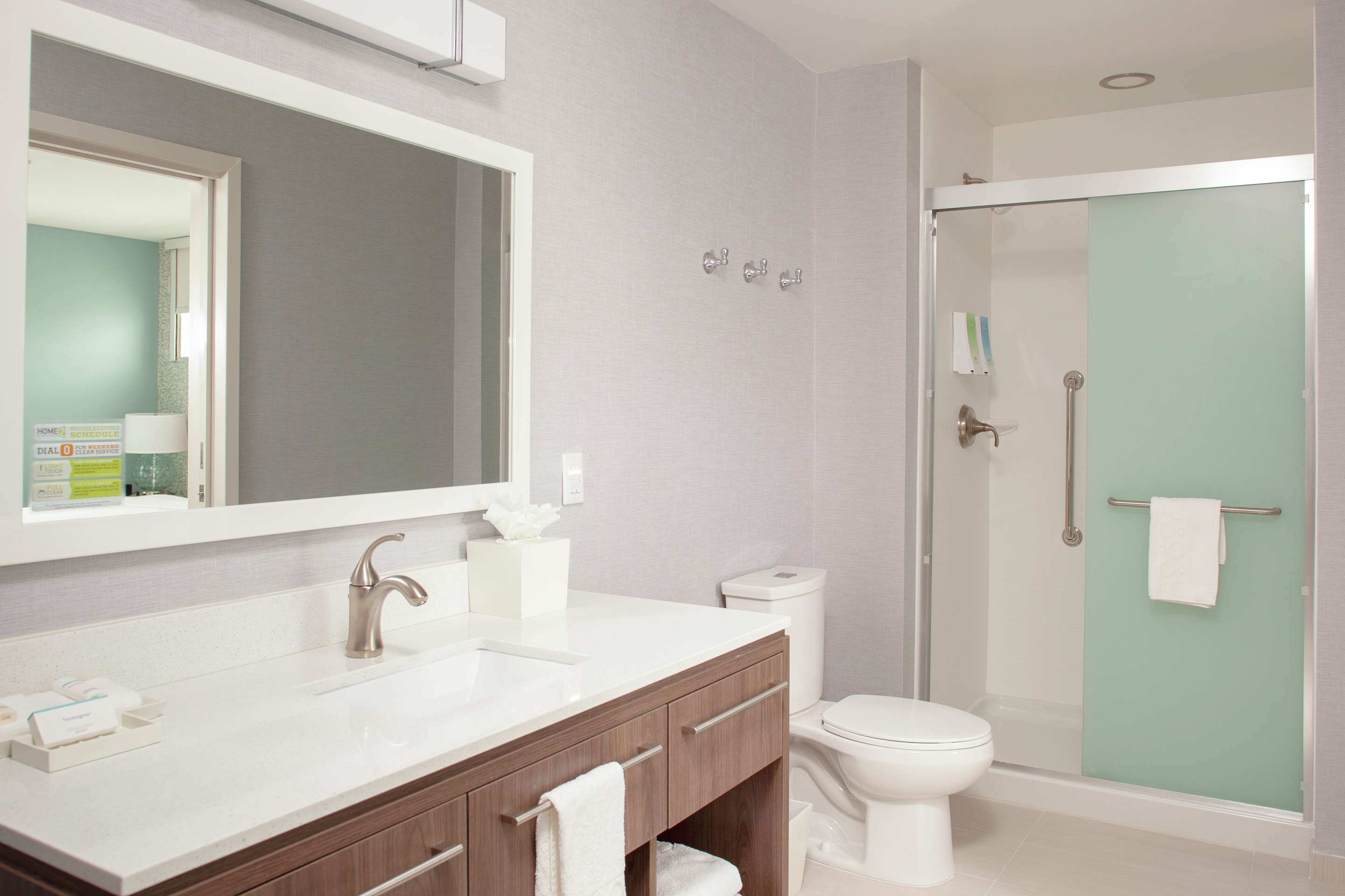Guest room bath