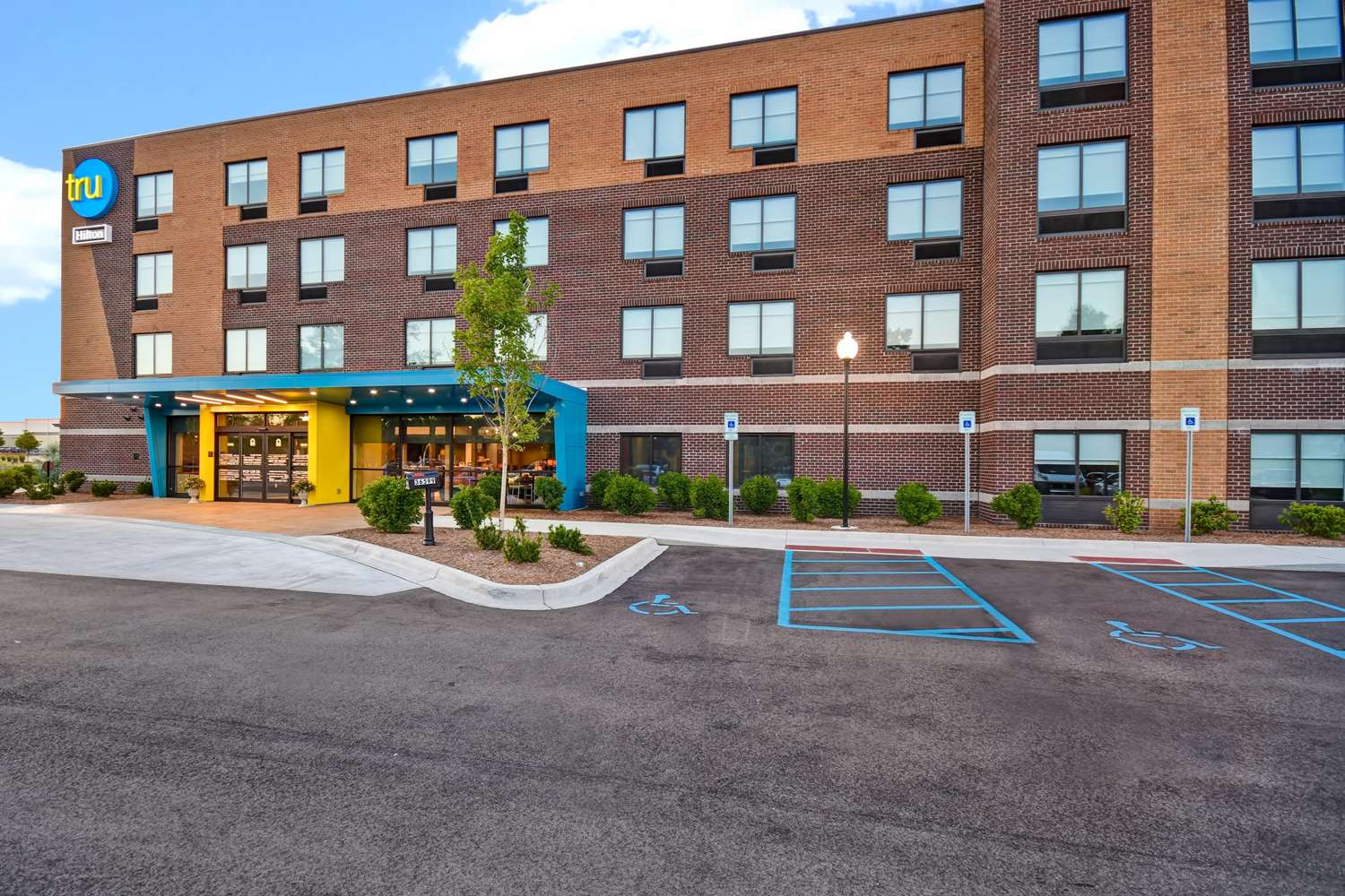 Tru by Hilton Hotel Sterling Heights, MI See Discounts