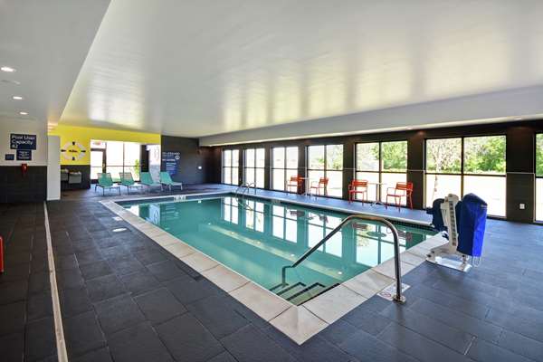 Pool - Tru by Hilton Hotel Sterling Heights