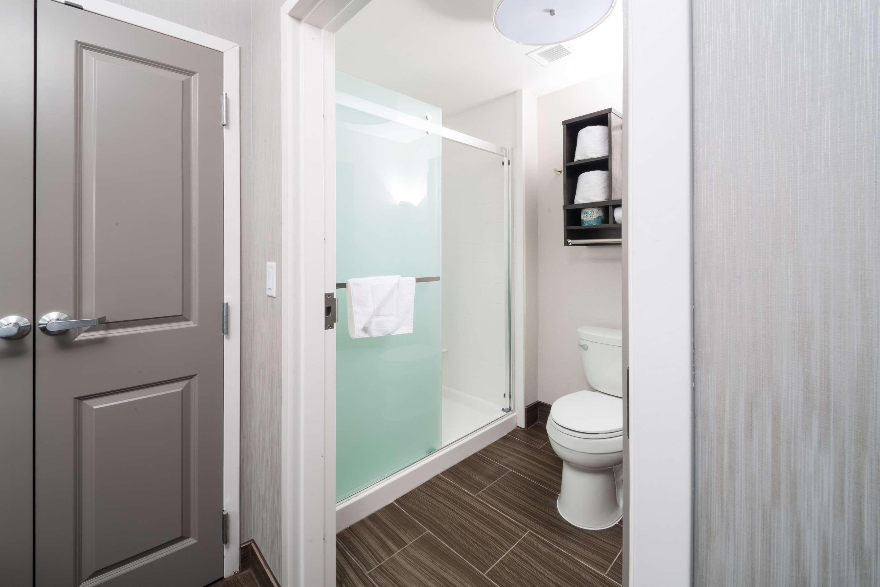 Guest room bath