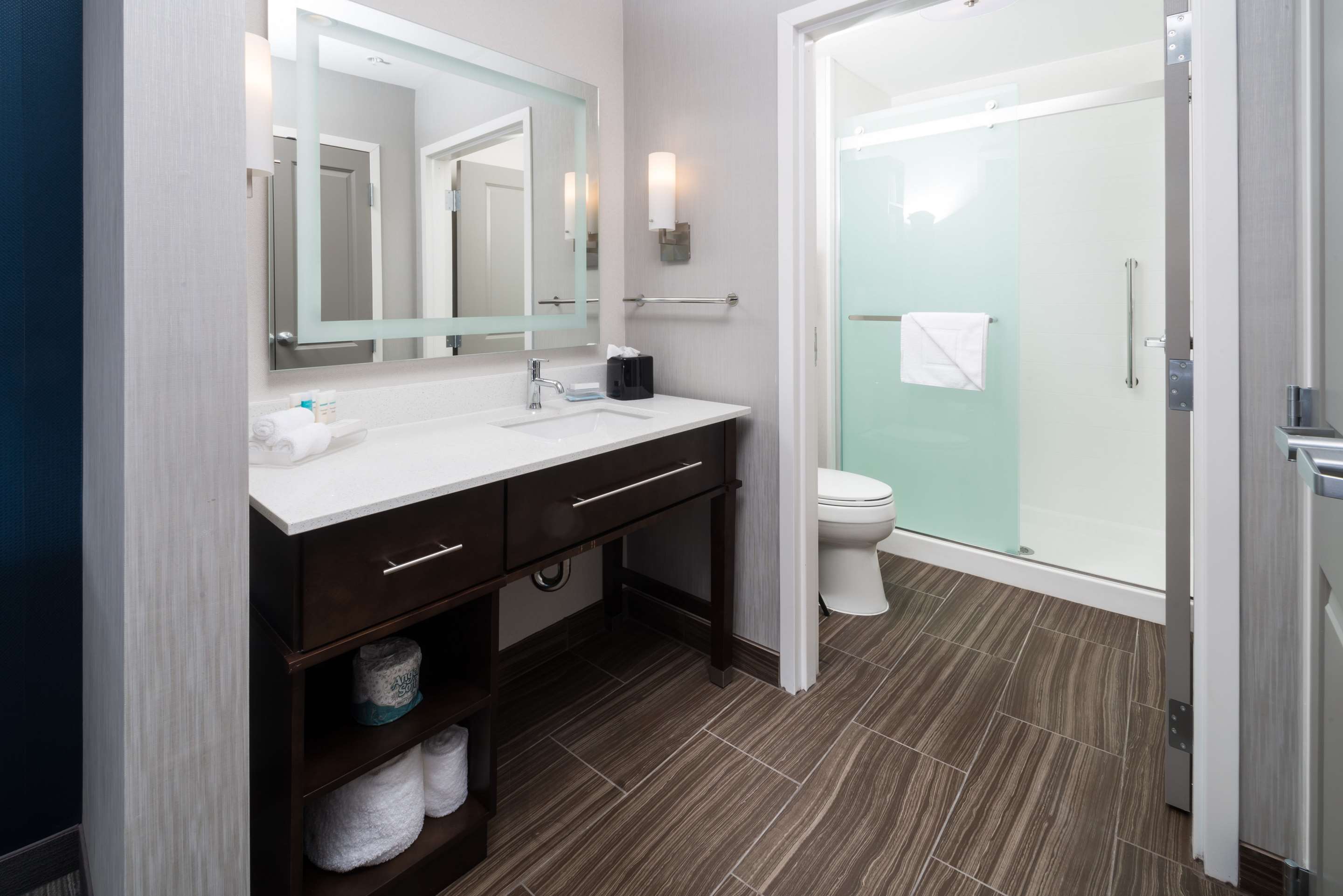 Guest room bath