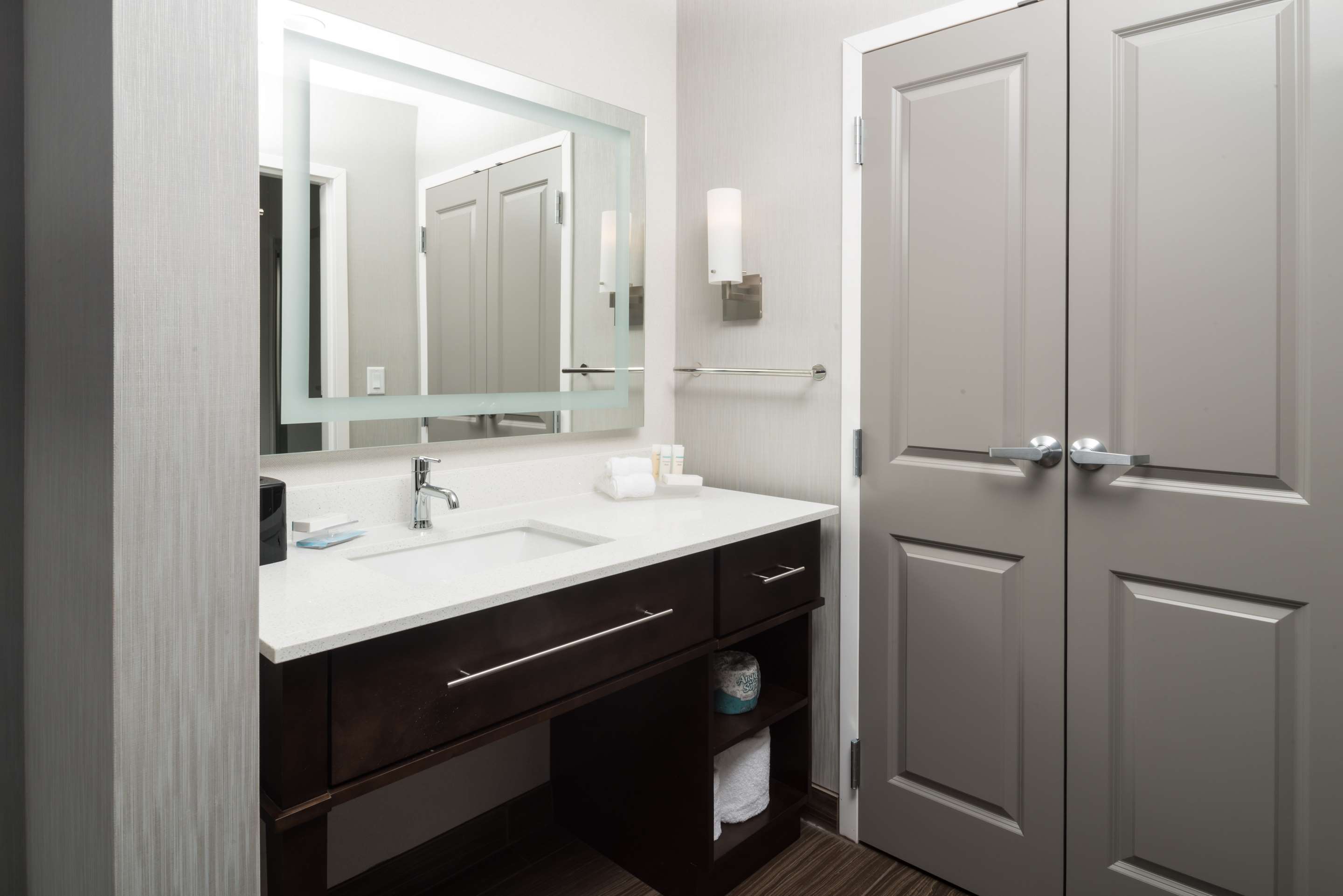 Guest room bath
