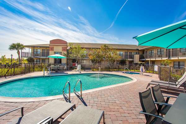Pool - Baymont Inn & Suites Punta Gorda