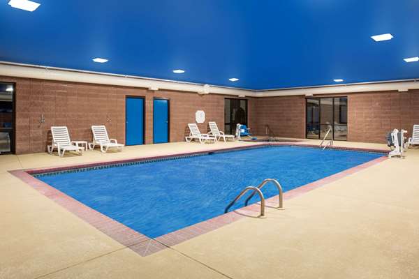 Pool - Days Inn Carthage - I-49, Exit 53