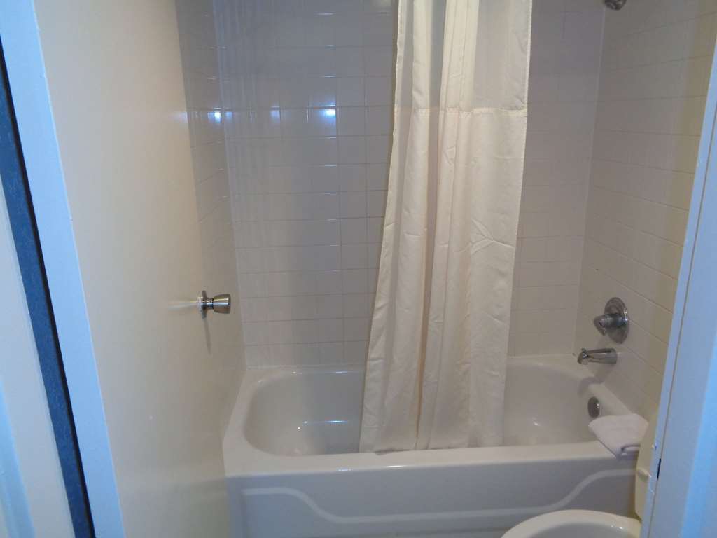 SUPER 8 GULFPORT AIRPT BILOXI-guestroom-Guest Room,Bathroom,On-Site.jpg