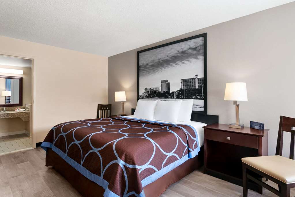 SUPER 8 GULFPORT AIRPT BILOXI-guestroom-Guest Room,On-Site.jpg