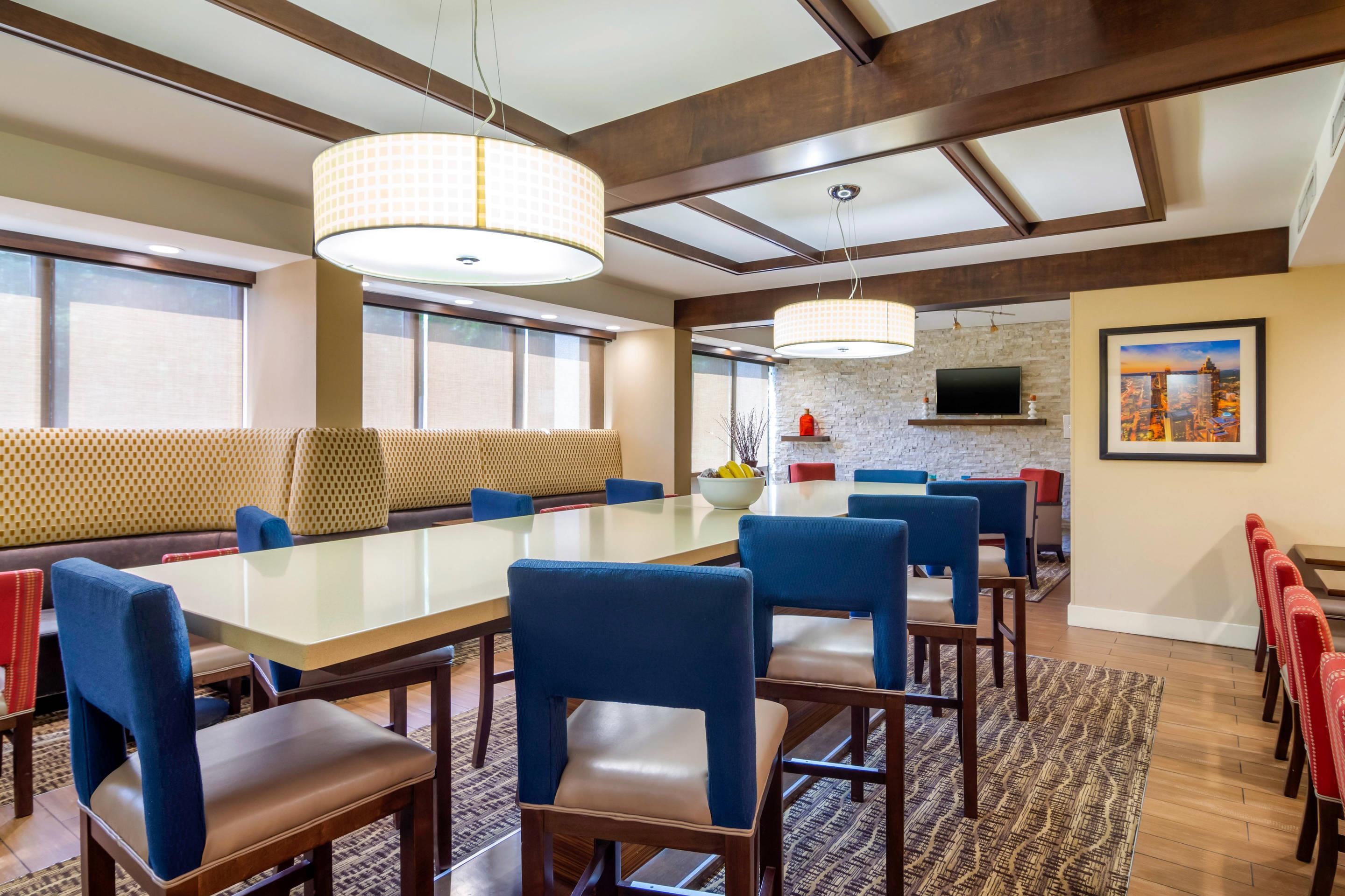 Breakfast area | Comfort Inn Atlanta Airport