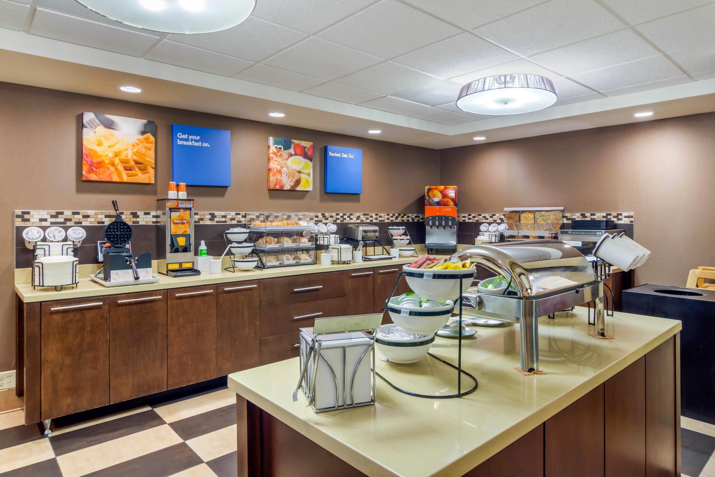 Breakfast area | Comfort Inn Atlanta Airport