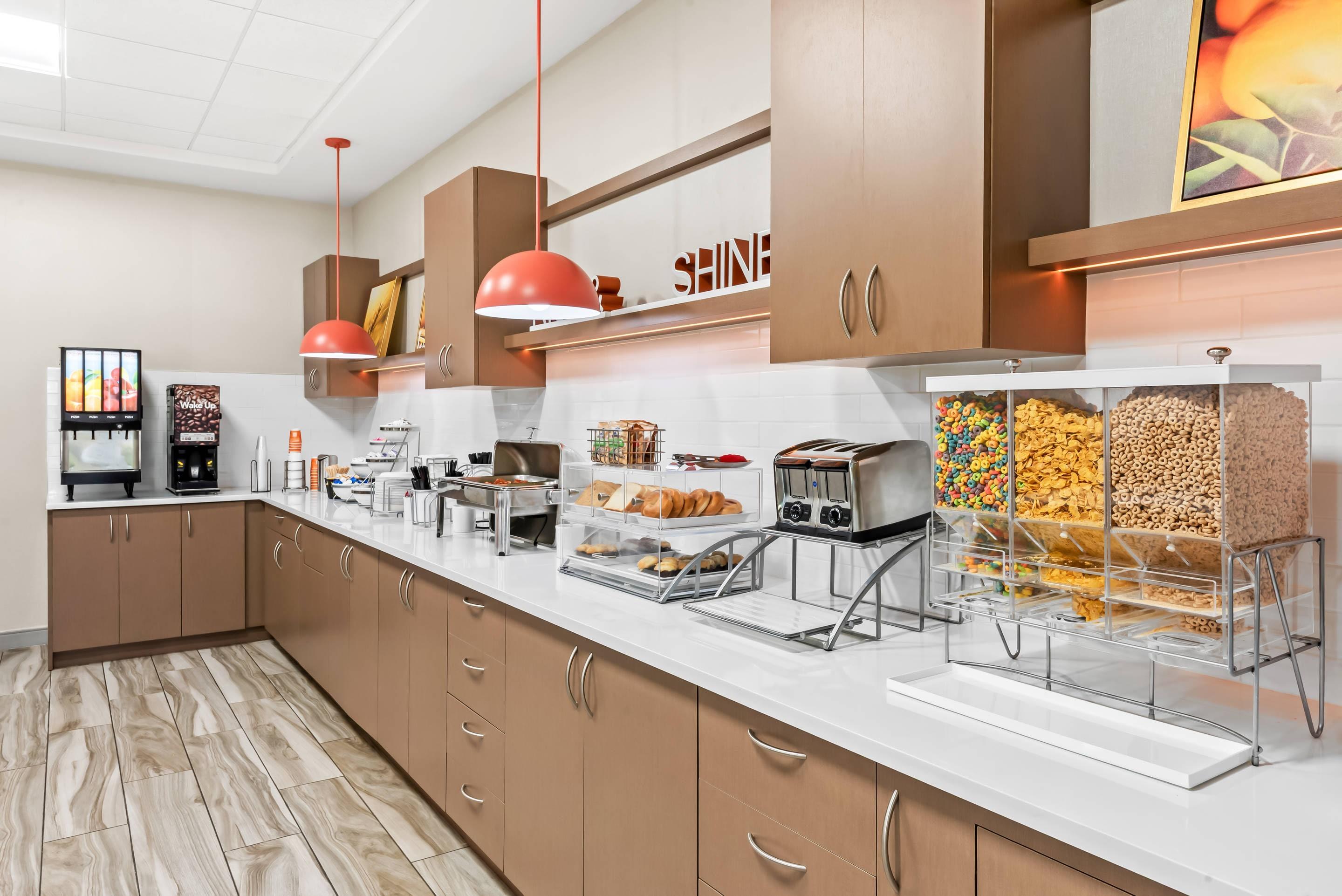 Breakfast area | Comfort Inn Largo-Washington DC East