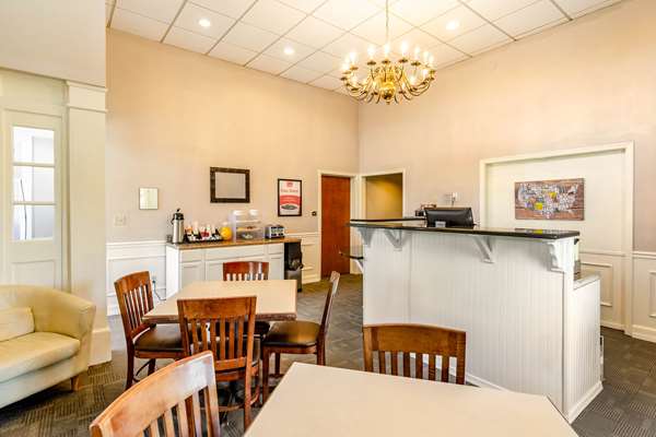  - Econo Lodge Inn & Suites Radford