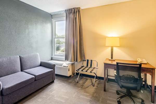 Suite - Econo Lodge Inn & Suites Radford