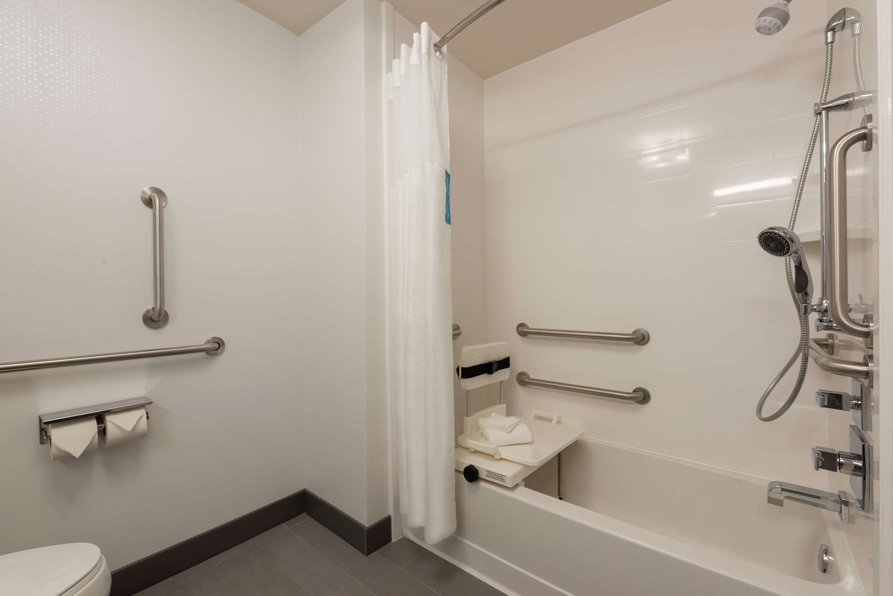Guest room bath
