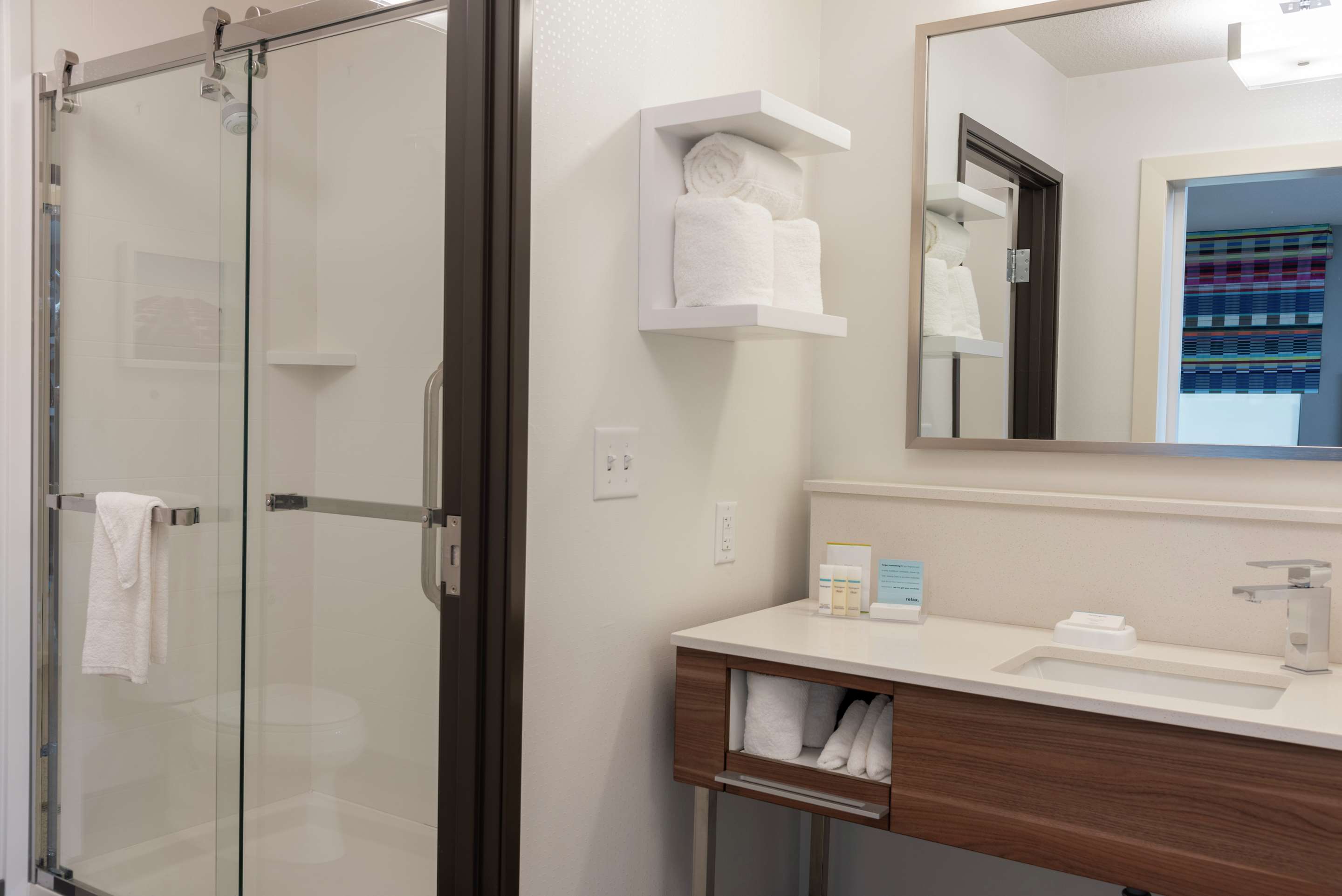 Guest room bath
