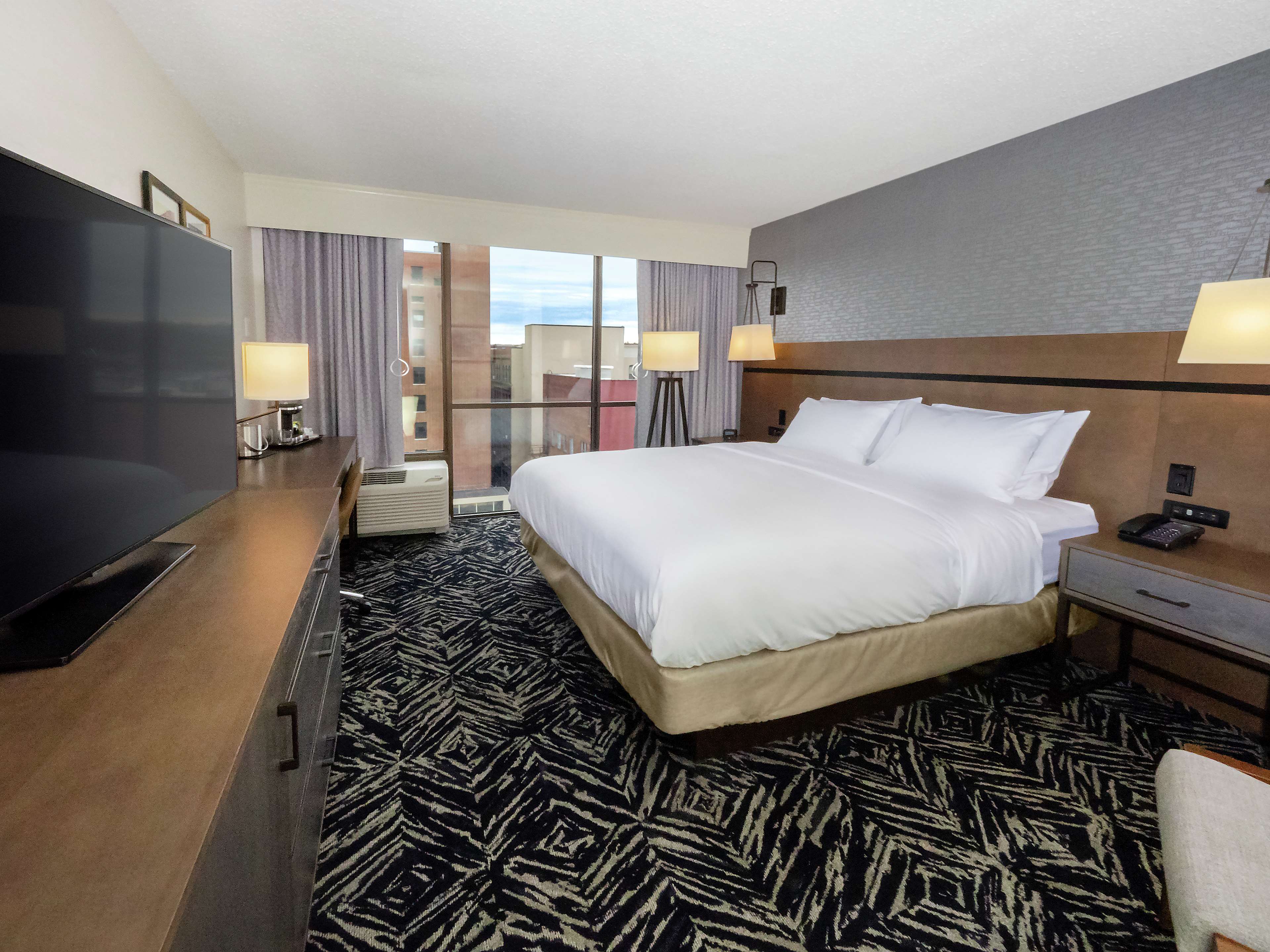 DoubleTree by Hilton Jamestown Room Type - 1 KING MOB ACC RI SHOWER