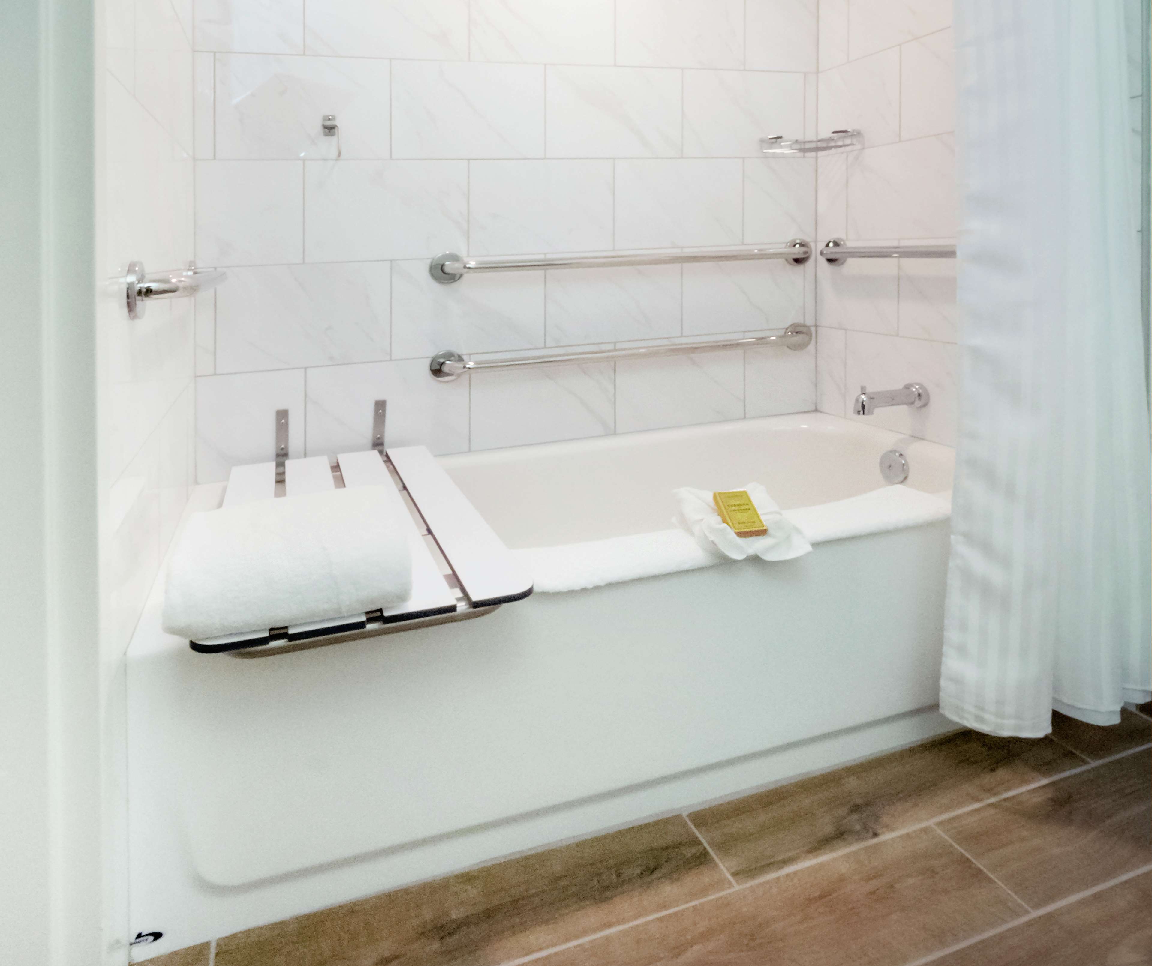 DoubleTree by Hilton Jamestown Room Type - 1 KING BED ACC BATHTUB