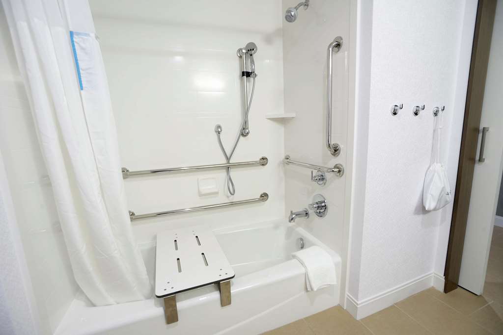 Hampton Inn & Suites by Hilton Oklahoma City/Quail Springs Room Type - 1 KNG ACCESSIBLE TUB NS