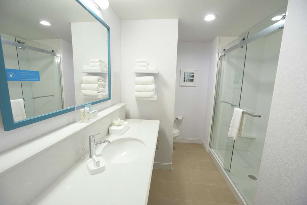 Hampton Inn & Suites by Hilton Oklahoma City/Quail Springs Room Type - KING RM W SOFA FRIDGE NS