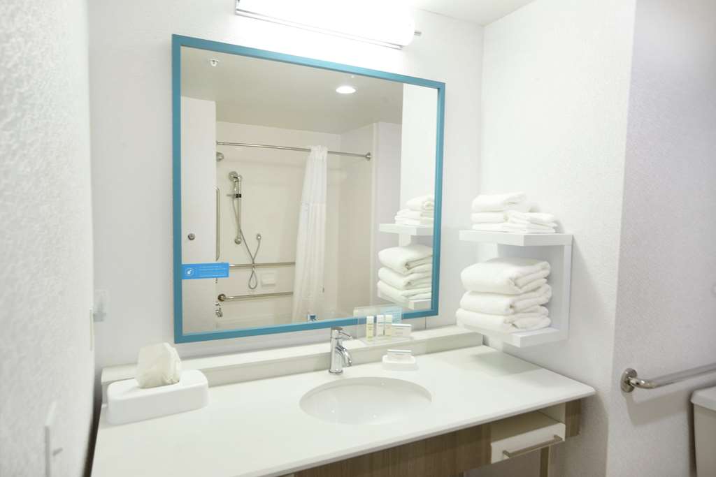 Hampton Inn & Suites by Hilton Oklahoma City/Quail Springs Room Type - 2 QNS ACCESSIBLE W TUB NS