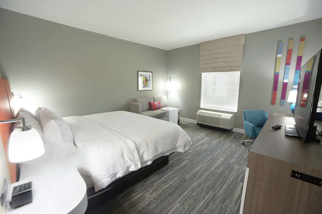 Hampton Inn & Suites by Hilton Oklahoma City/Quail Springs Room Type - KING ROOM W FRIDGE NS