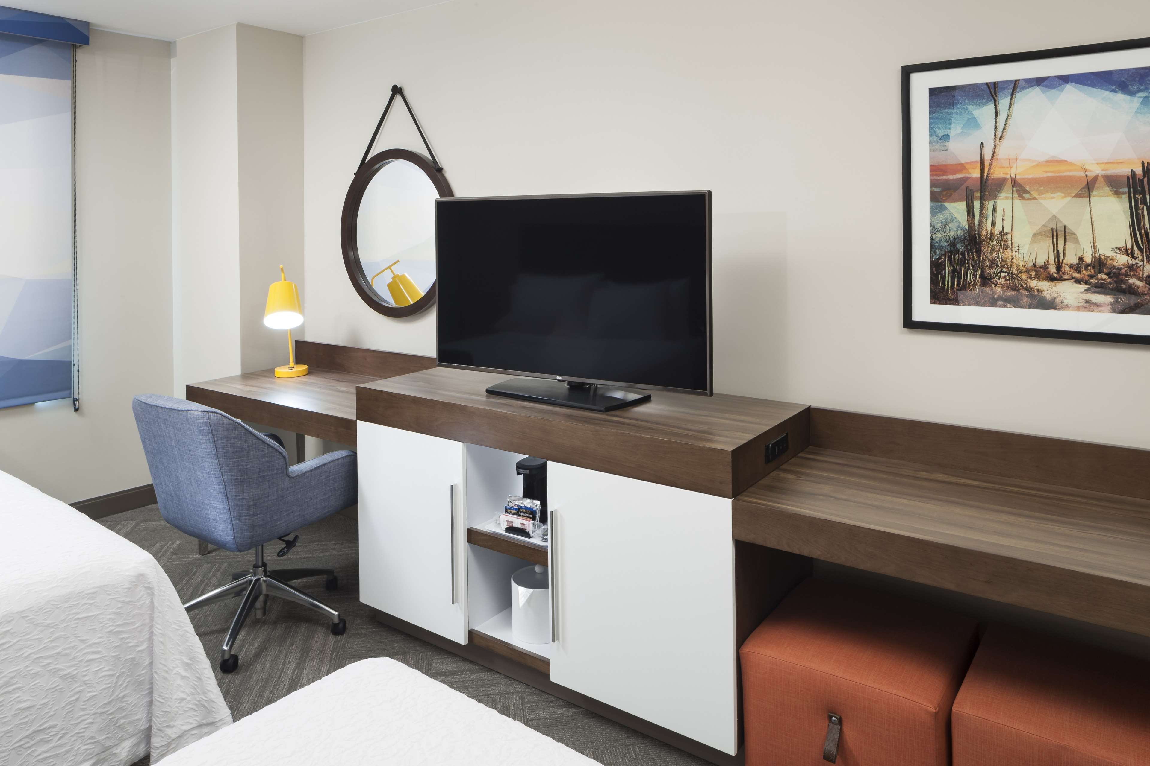 Hampton Inn & Suites by Hilton Phoenix Downtown - Tap to explore photos
