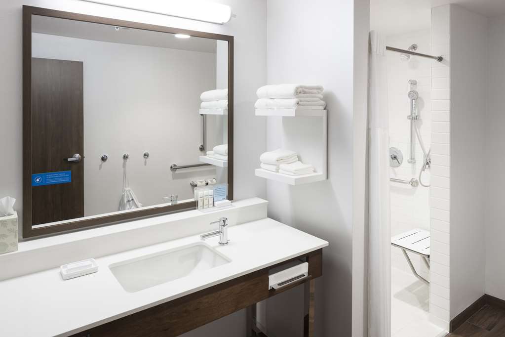 Hampton Inn & Suites by Hilton Phoenix Downtown Room Type - 1KG MOB HEA ACC RIS STU NS