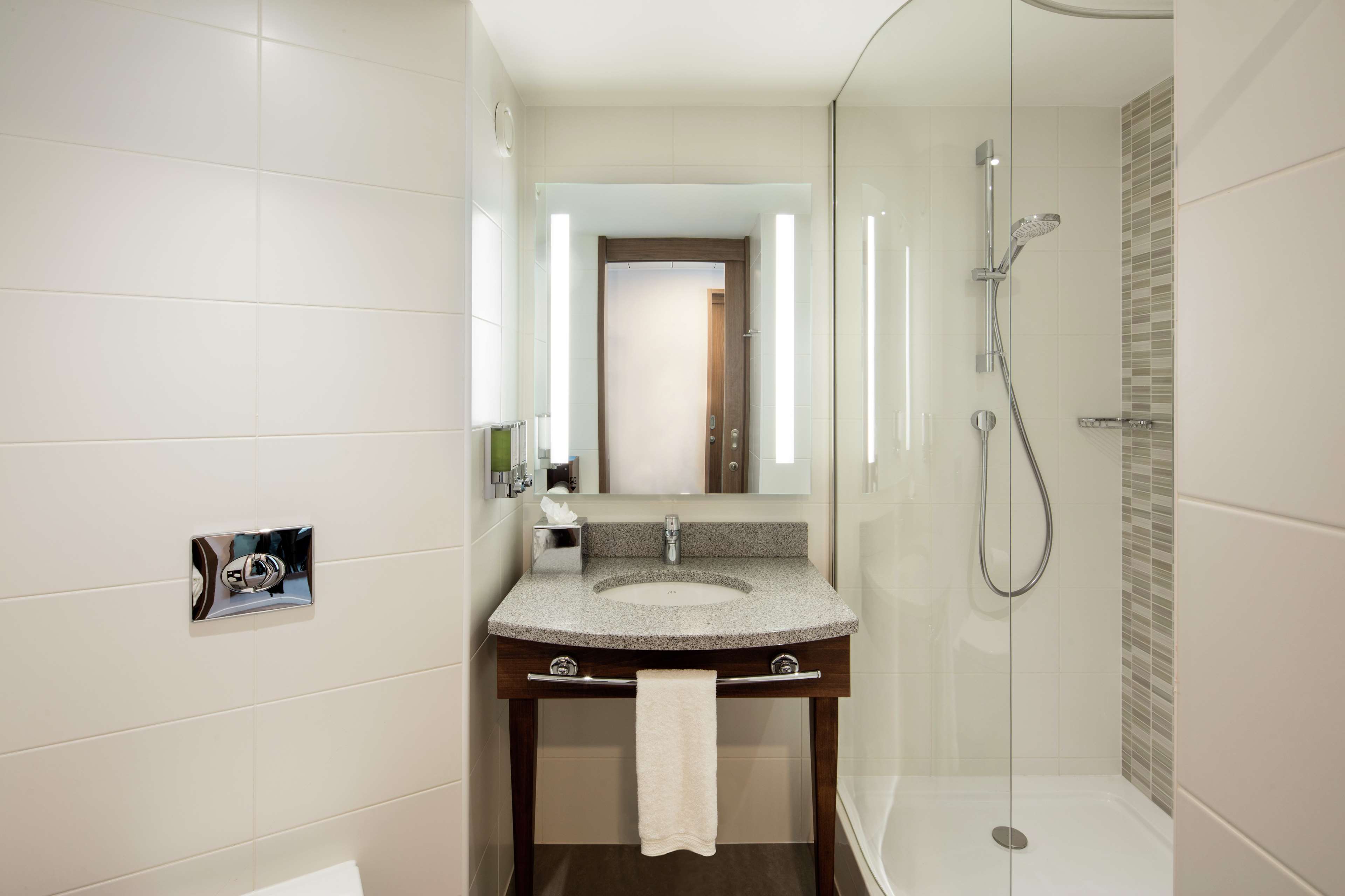 Hampton by Hilton Belfast City Centre Room Type - CORNER GUEST RM NS W SOFA