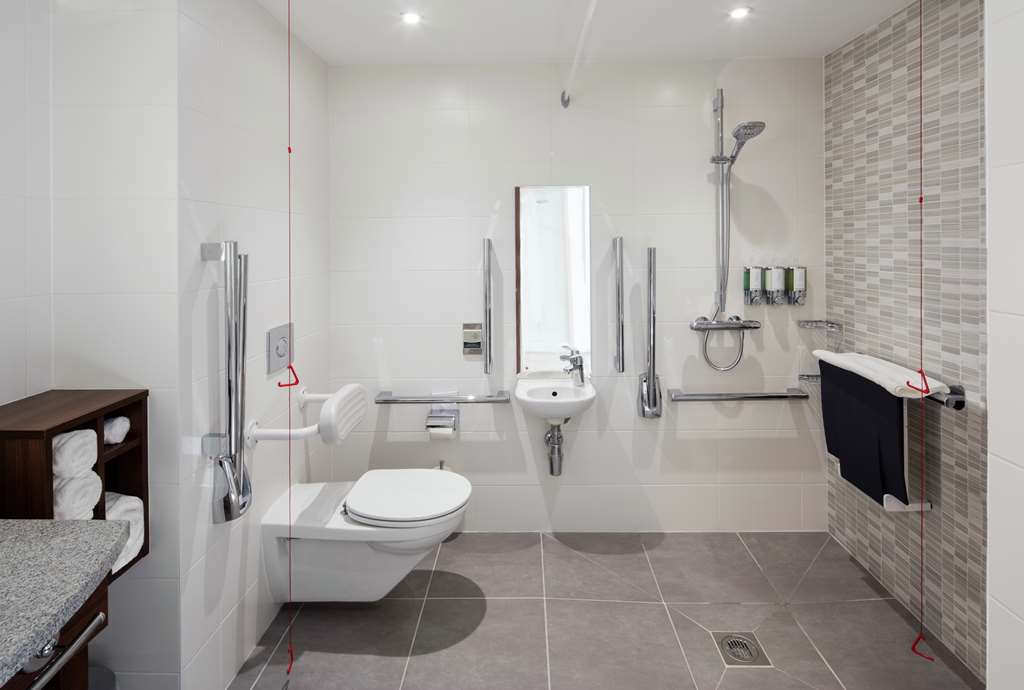 HAMPTON BY HILTON BELFAST CITY-guestroom-Guest Room,Bathroom,On-Site.jpg