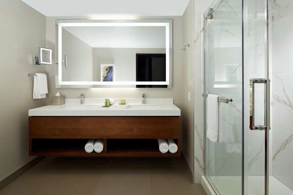  - DoubleTree by Hilton Hotel Trudeau Airport Dorval