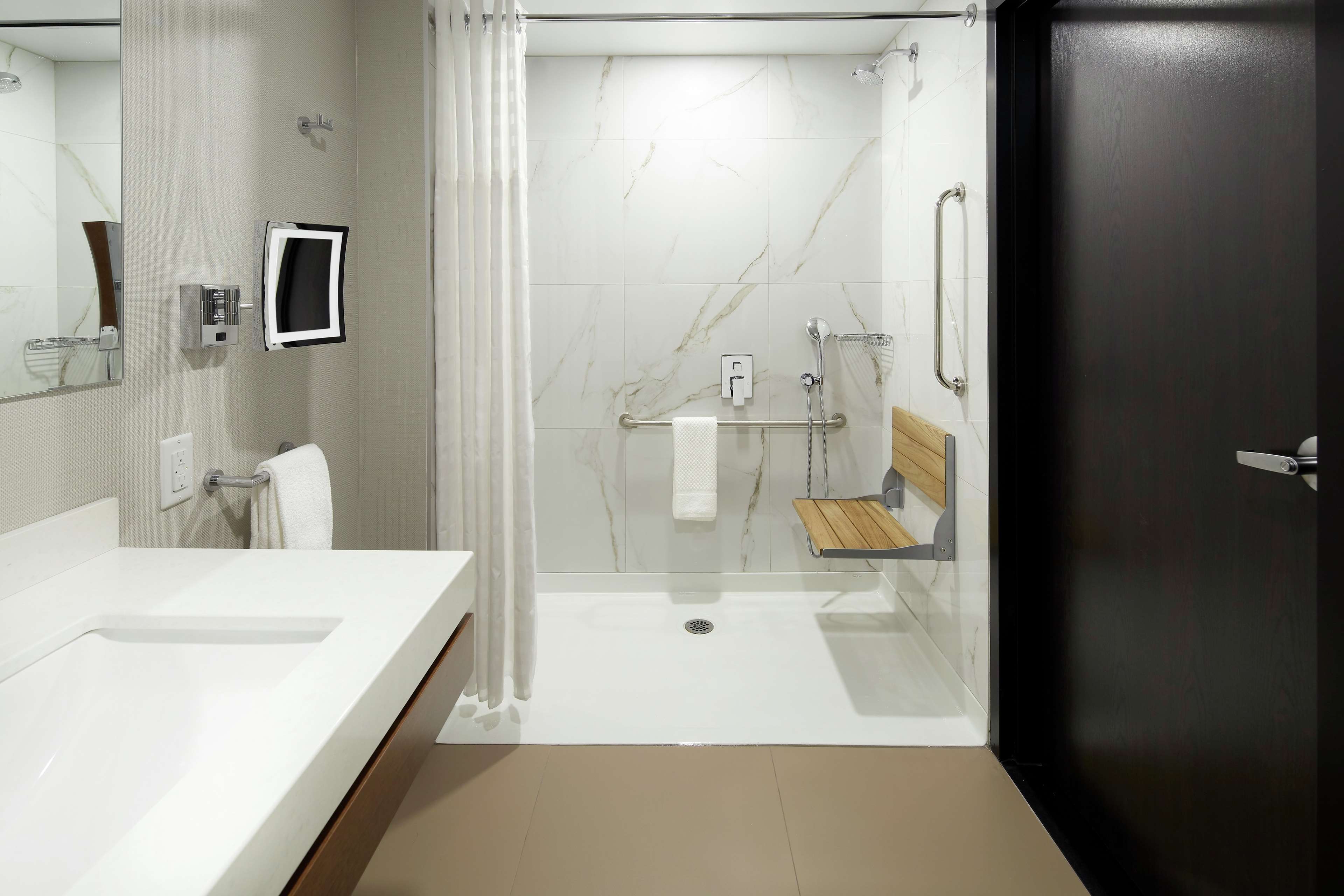 DoubleTree by Hilton Montreal Airport Room Type - 1 QN MOB ACC ROLL IN SHWR