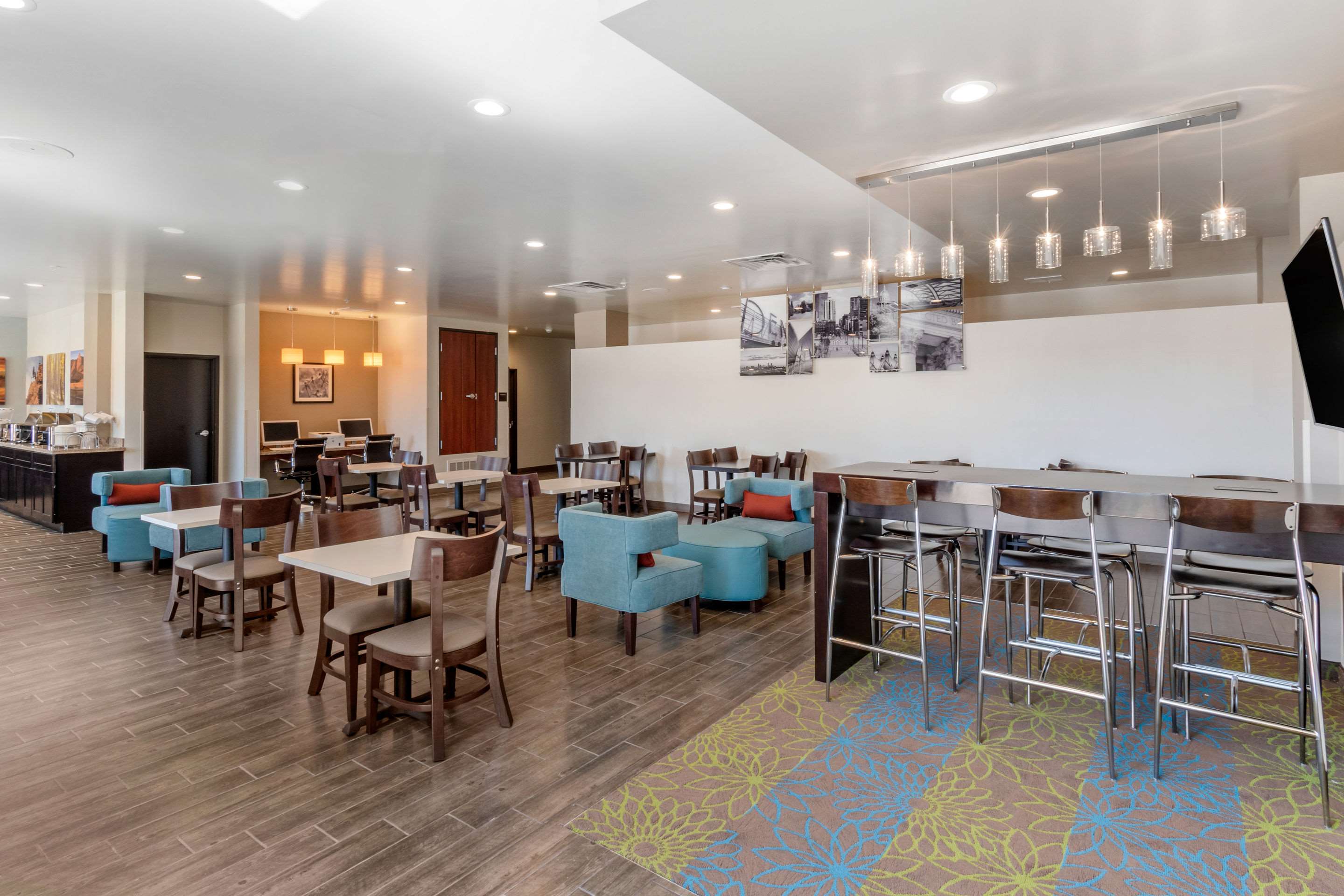 Spacious breakfast area | MainStay Suites Denver International Airport