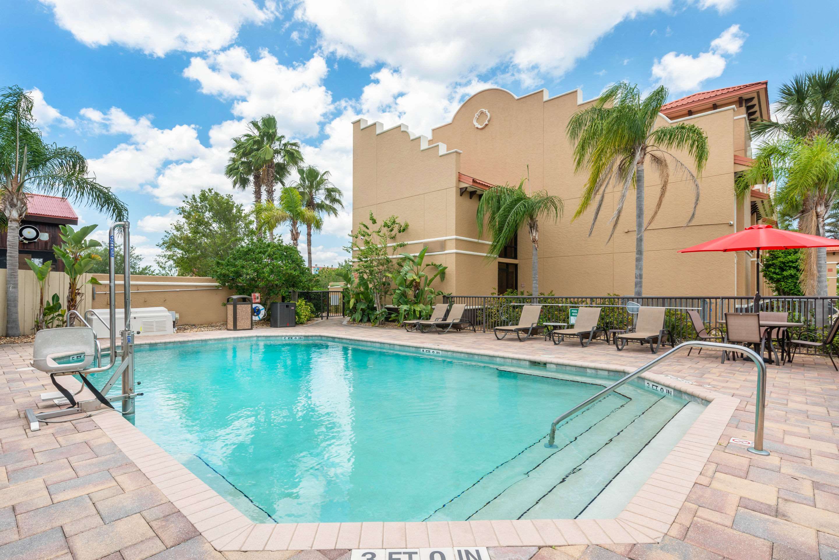 Outdoor pool | Clarion Inn Ormond Beach at Destination Daytona