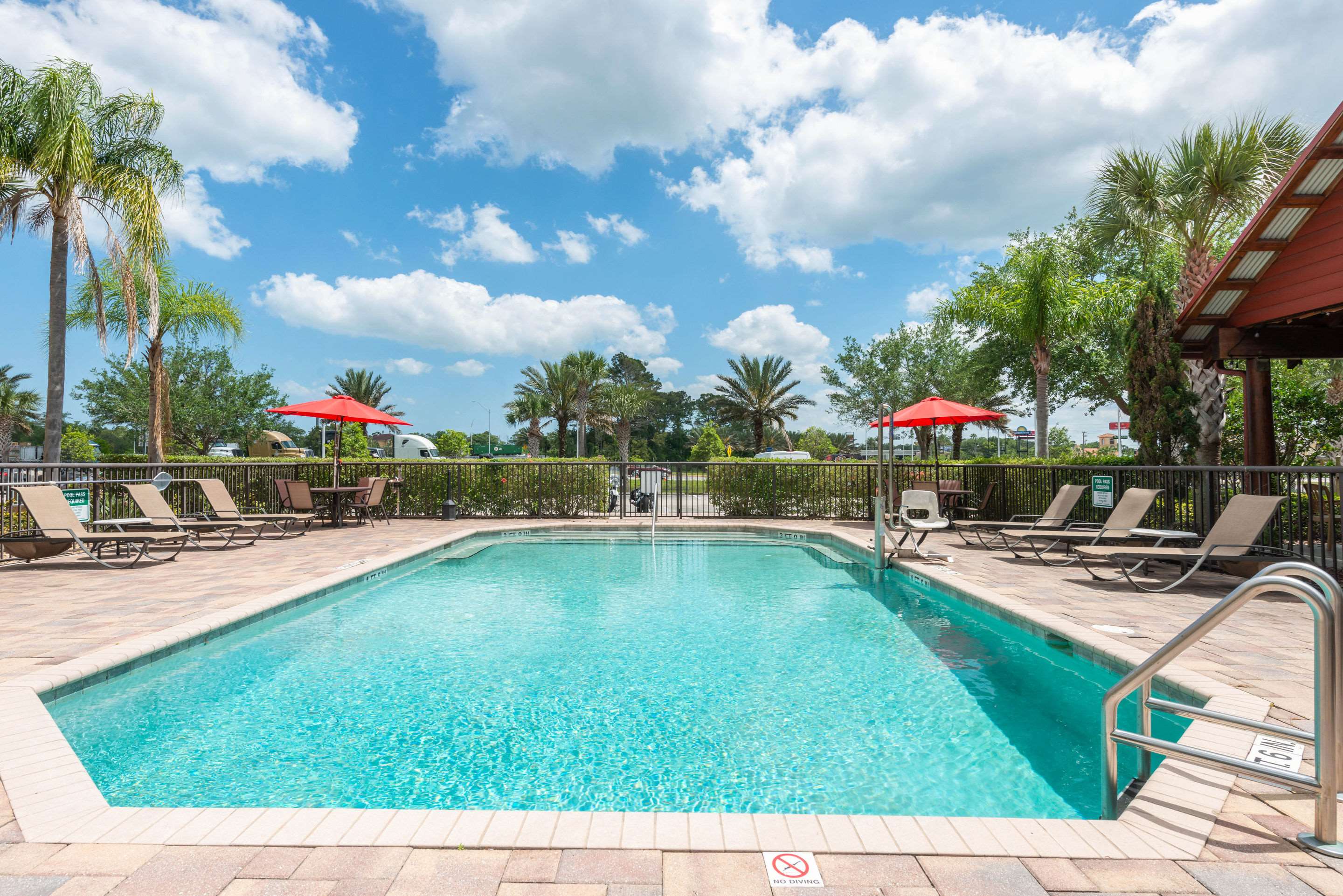 Outdoor pool | Clarion Inn Ormond Beach at Destination Daytona