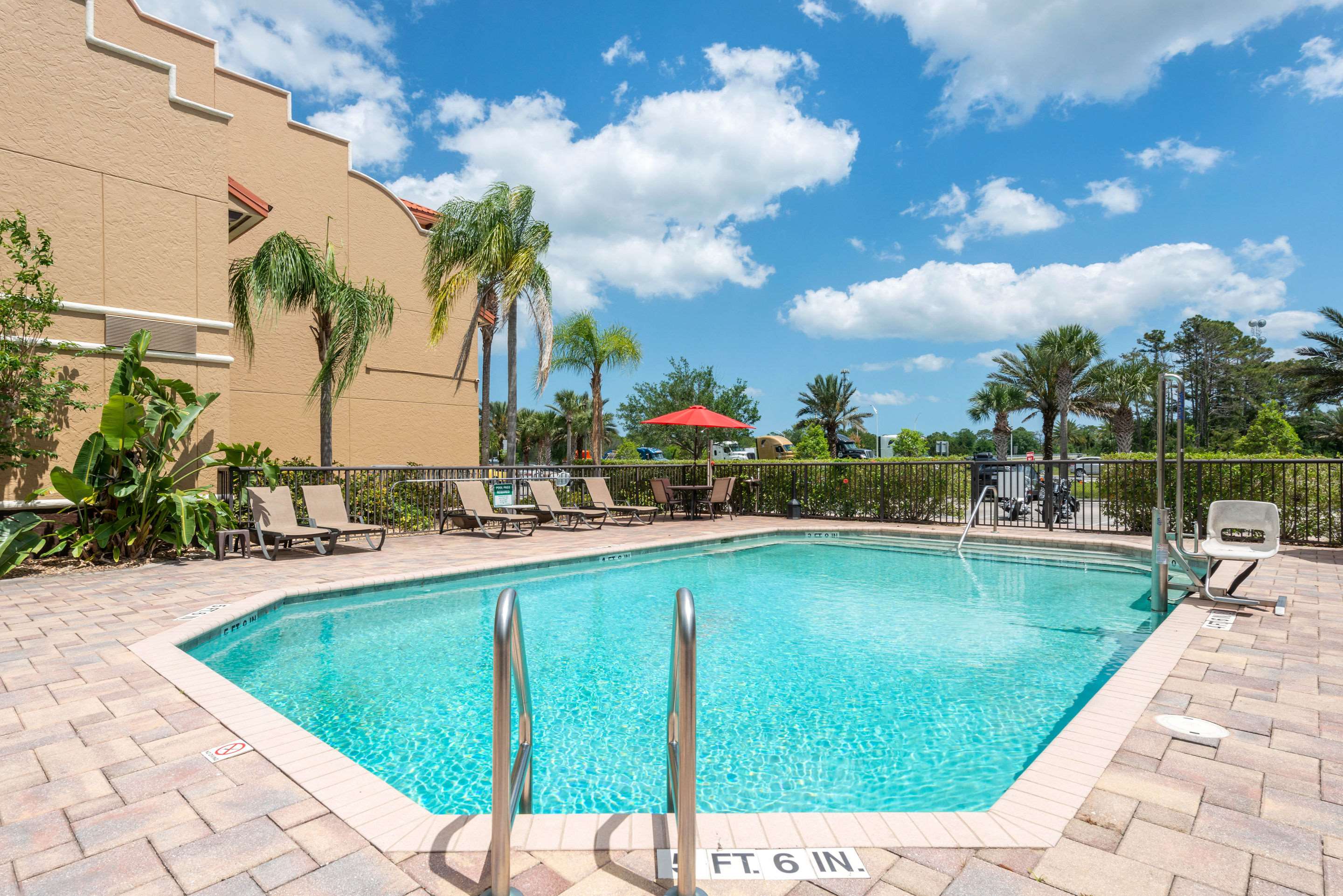 Outdoor pool | Clarion Inn Ormond Beach at Destination Daytona