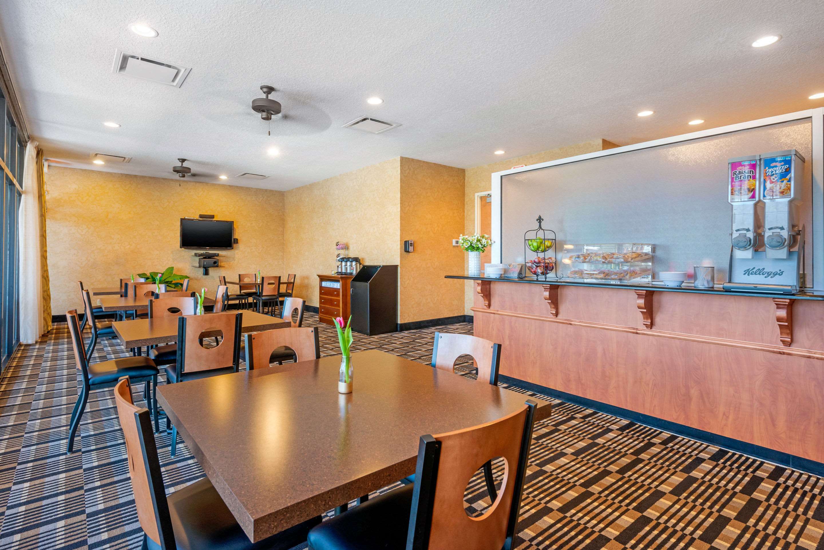 Breakfast area | Clarion Inn Ormond Beach at Destination Daytona
