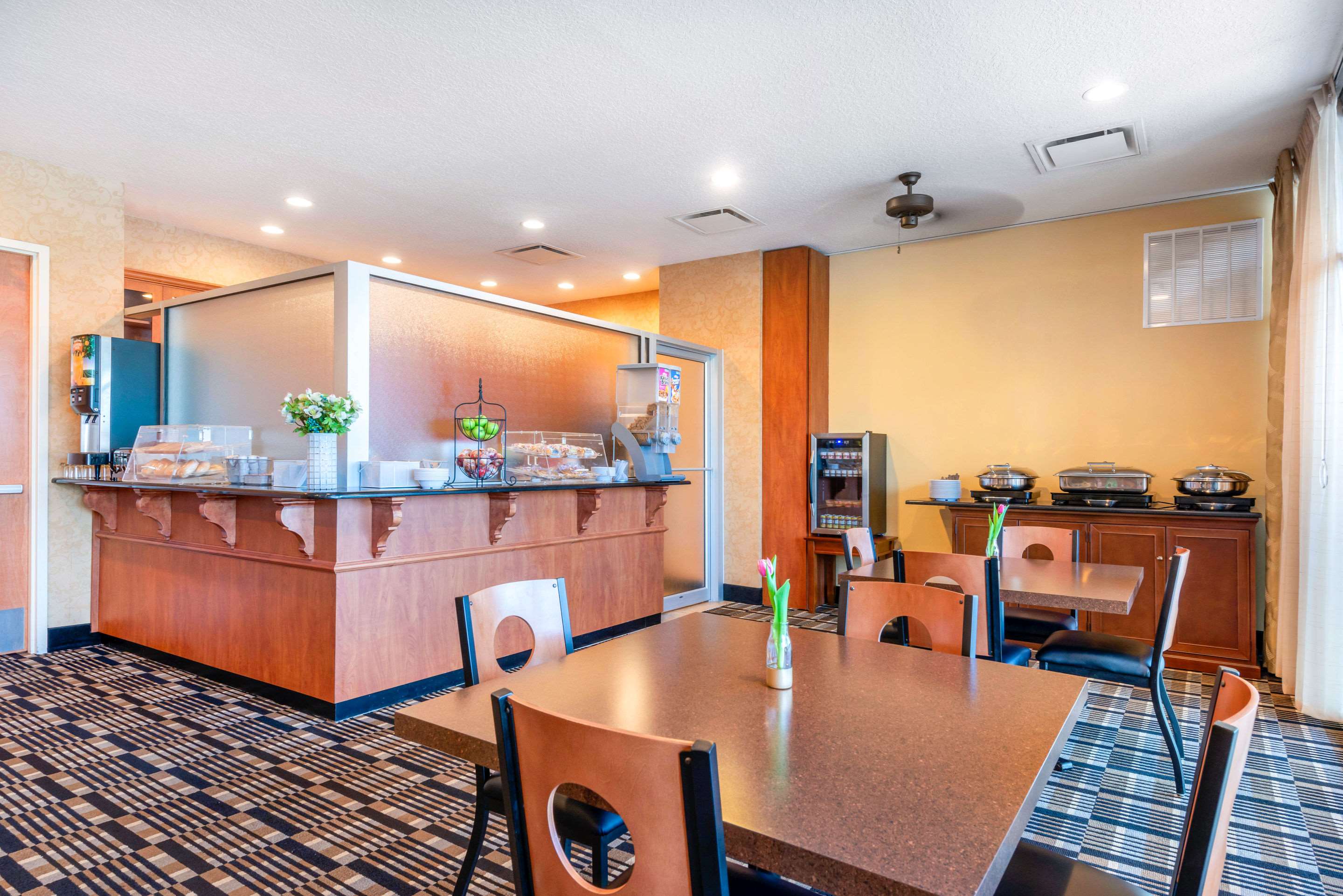 Breakfast area | Clarion Inn Ormond Beach at Destination Daytona