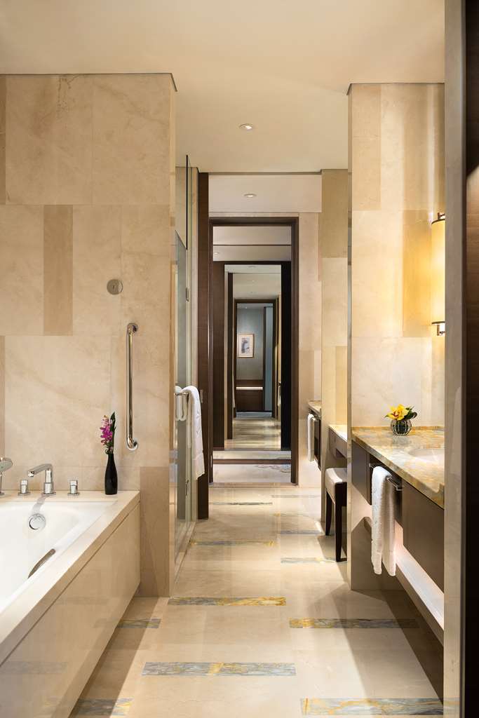 Shangri-La Hotel Jinan-guestroom-Guest Room,Bathroom,Suite,On-Site.jpg