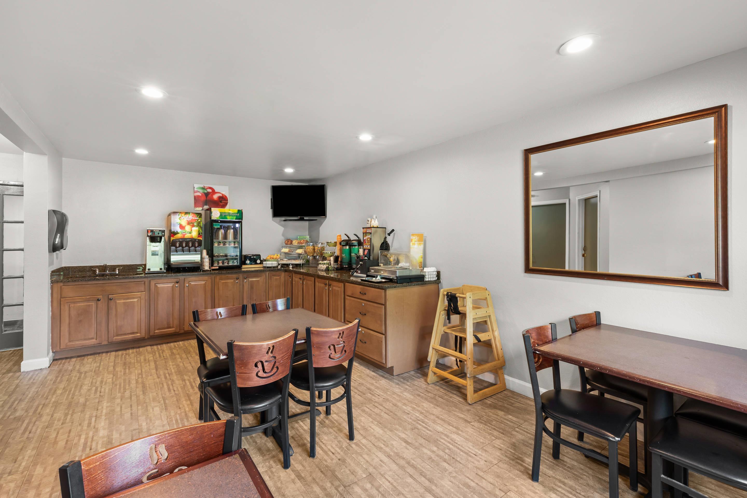Breakfast area | Quality Inn Atlanta Airport - Central