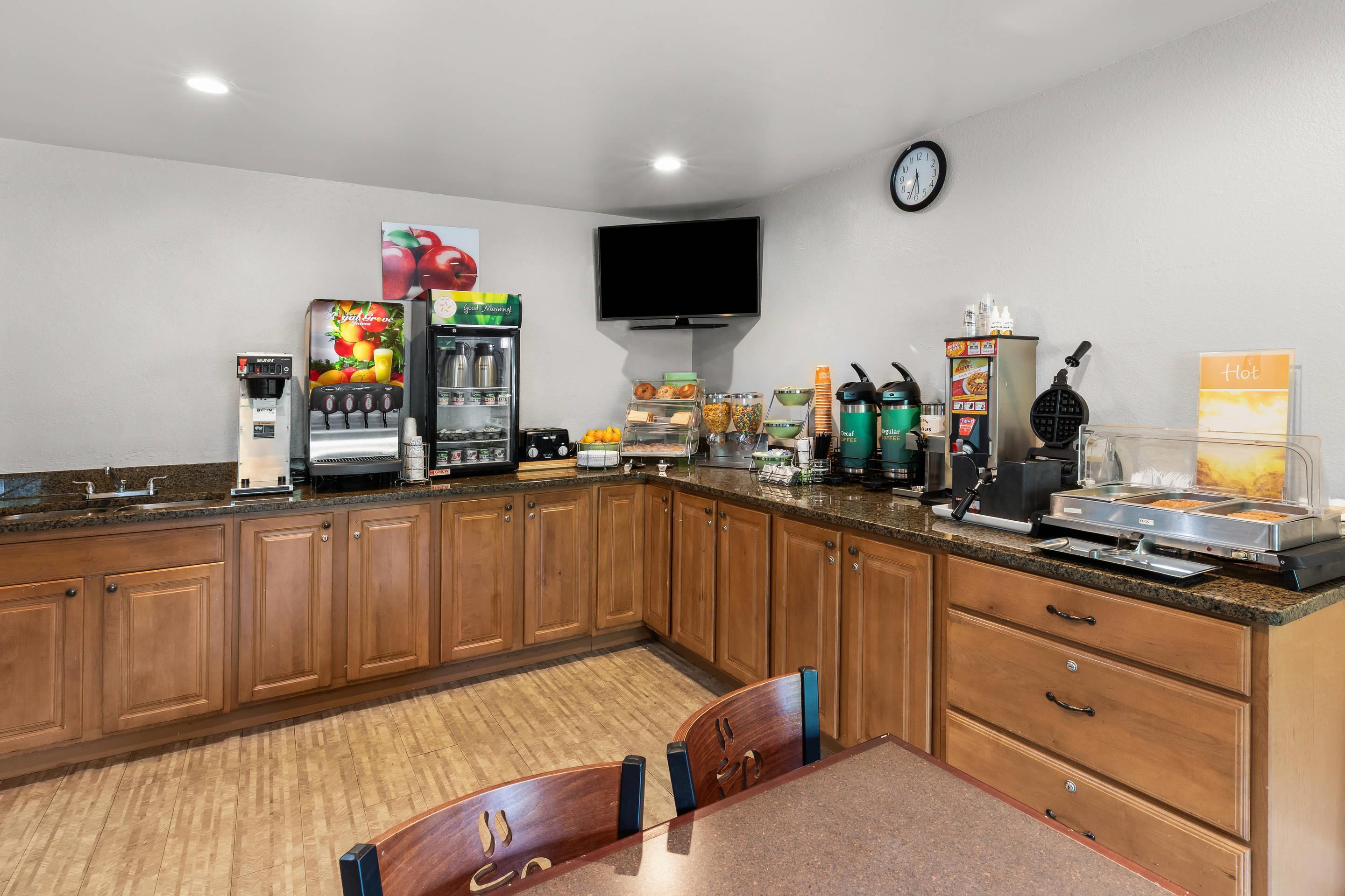Breakfast area | Quality Inn Atlanta Airport - Central