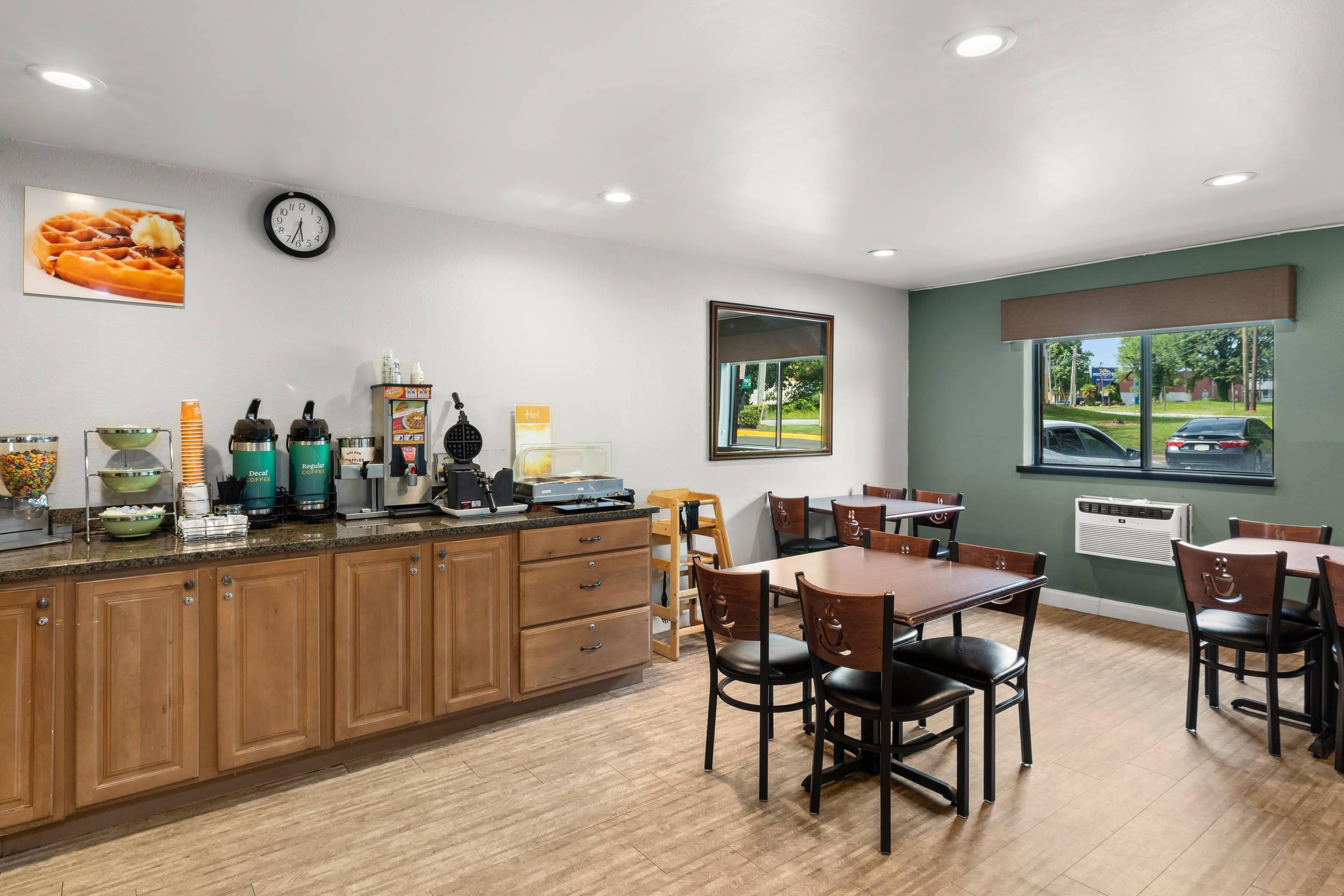 Breakfast area | Quality Inn Atlanta Airport - Central