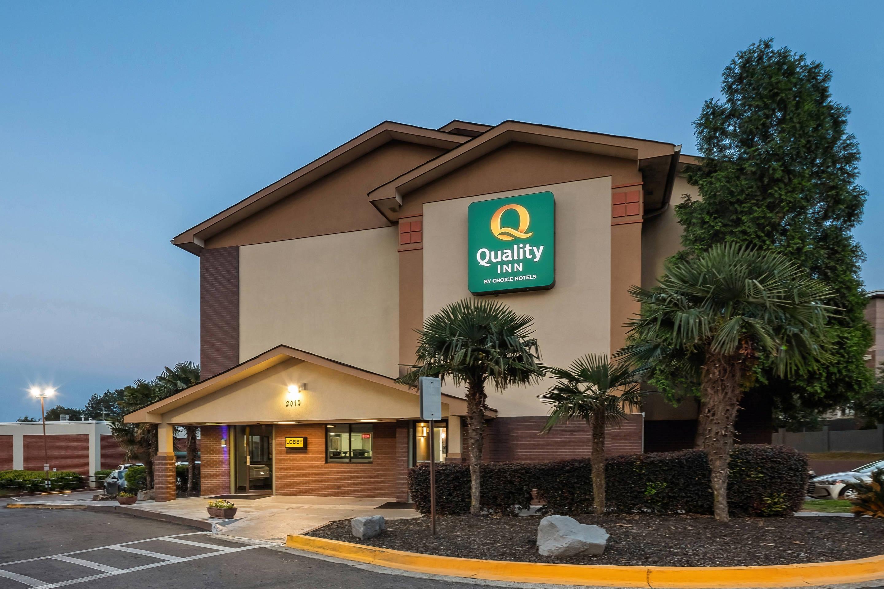 Hotel at night | Quality Inn Atlanta Airport - Central