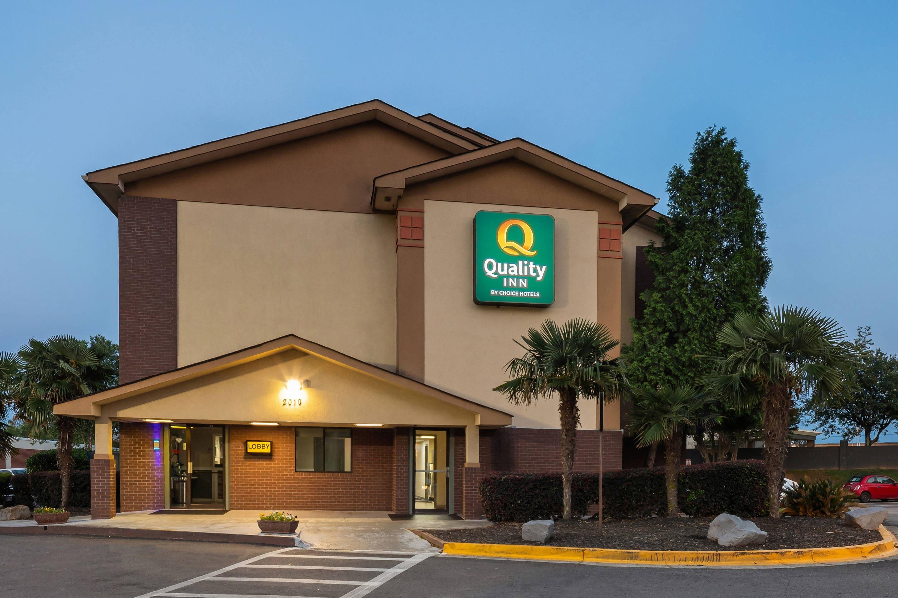 Hotel at night | Quality Inn Atlanta Airport - Central